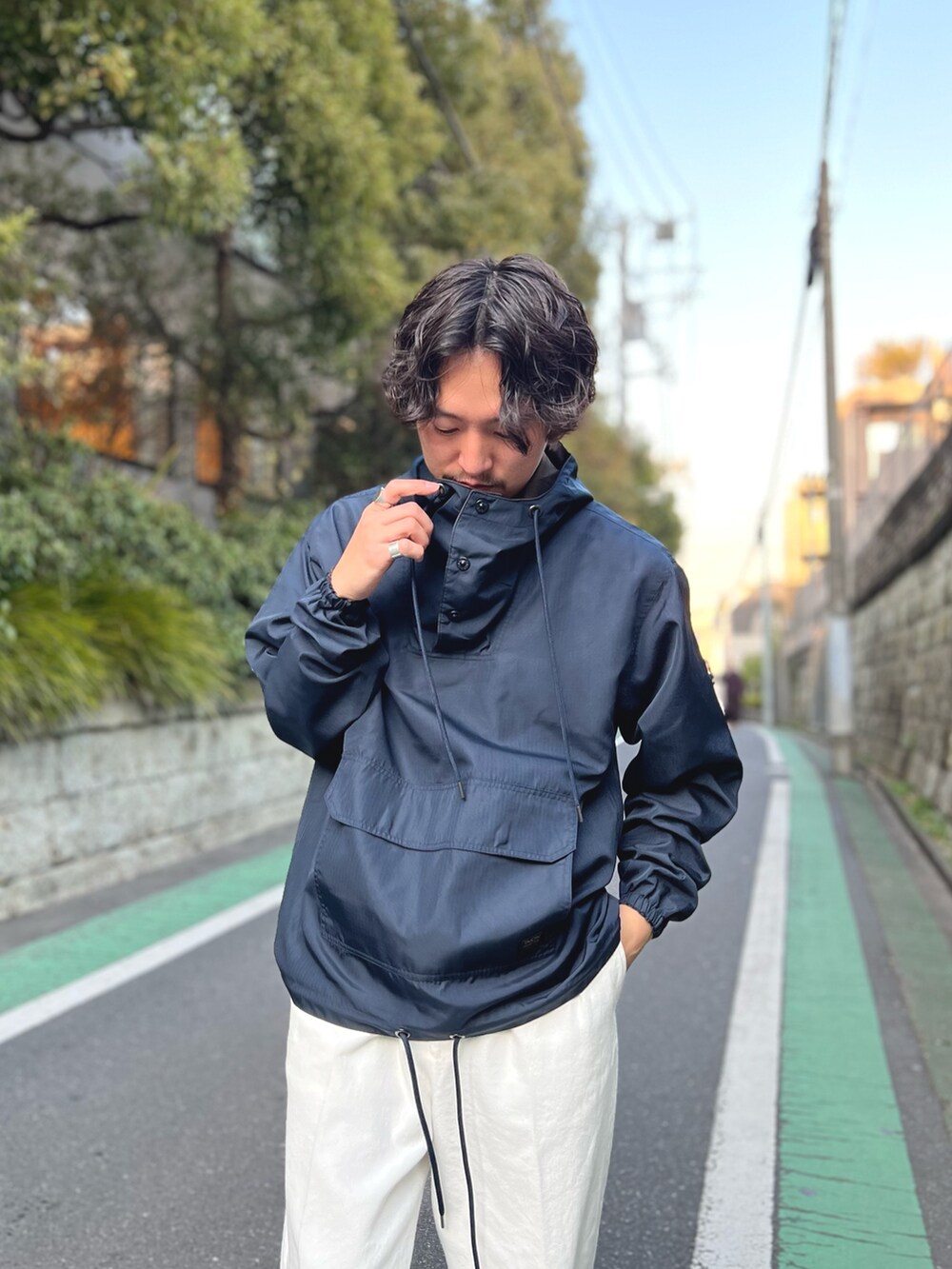 ブルー系のブルゾン、ホワイト系のデニムパンツ、ホワイト系のスニーカーを着用したメンズの春コーディネートの5枚目の写真