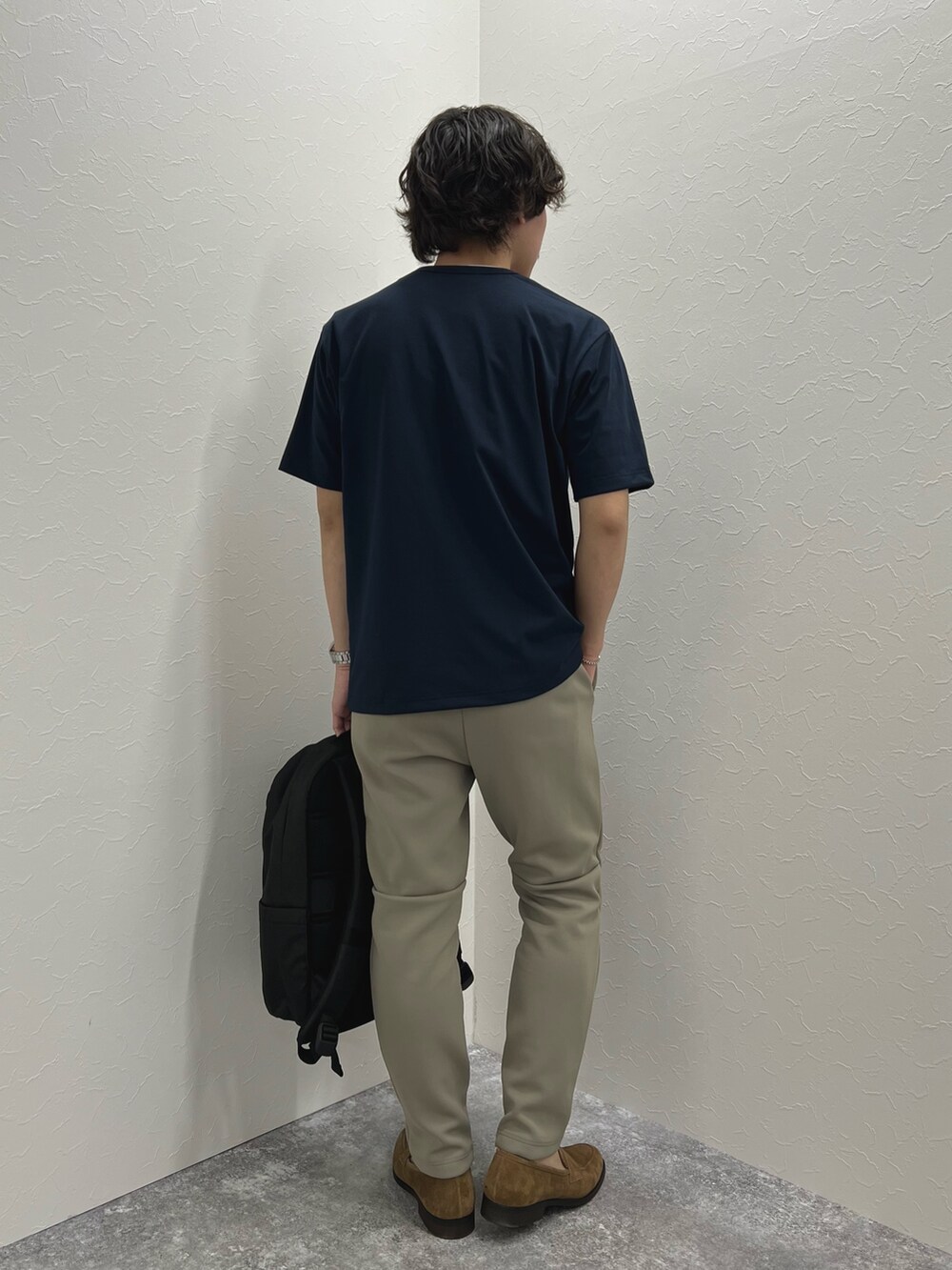 ブルー系のTシャツ/カットソー、ブラック系のバックパック/リュック、グリーン系のその他パンツを着用したメンズの春コーディネートの7枚目の写真