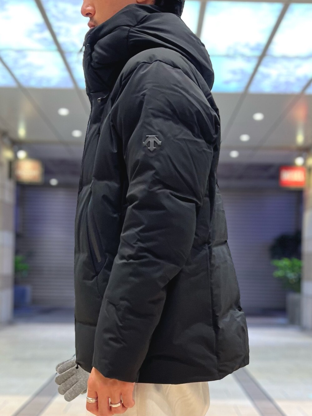 グレー系のスウェット、ブラック系のダウンジャケット/コート、グレー系の手袋を着用したメンズの秋コーディネートの5枚目の写真