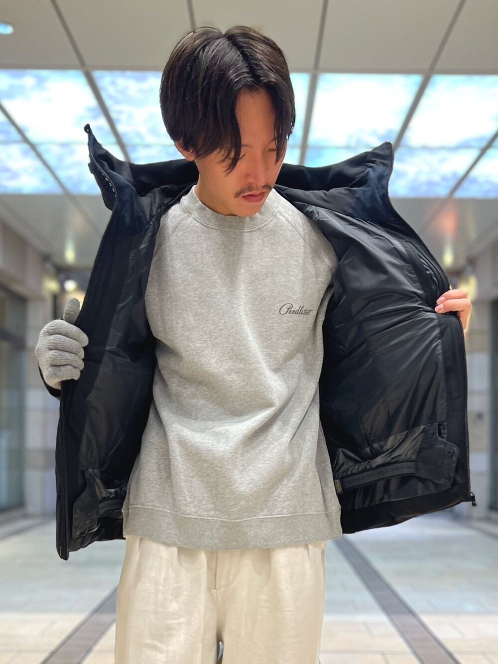 グレー系のスウェット、ブラック系のダウンジャケット/コート、グレー系の手袋を着用したメンズの秋コーディネートの8枚目の写真