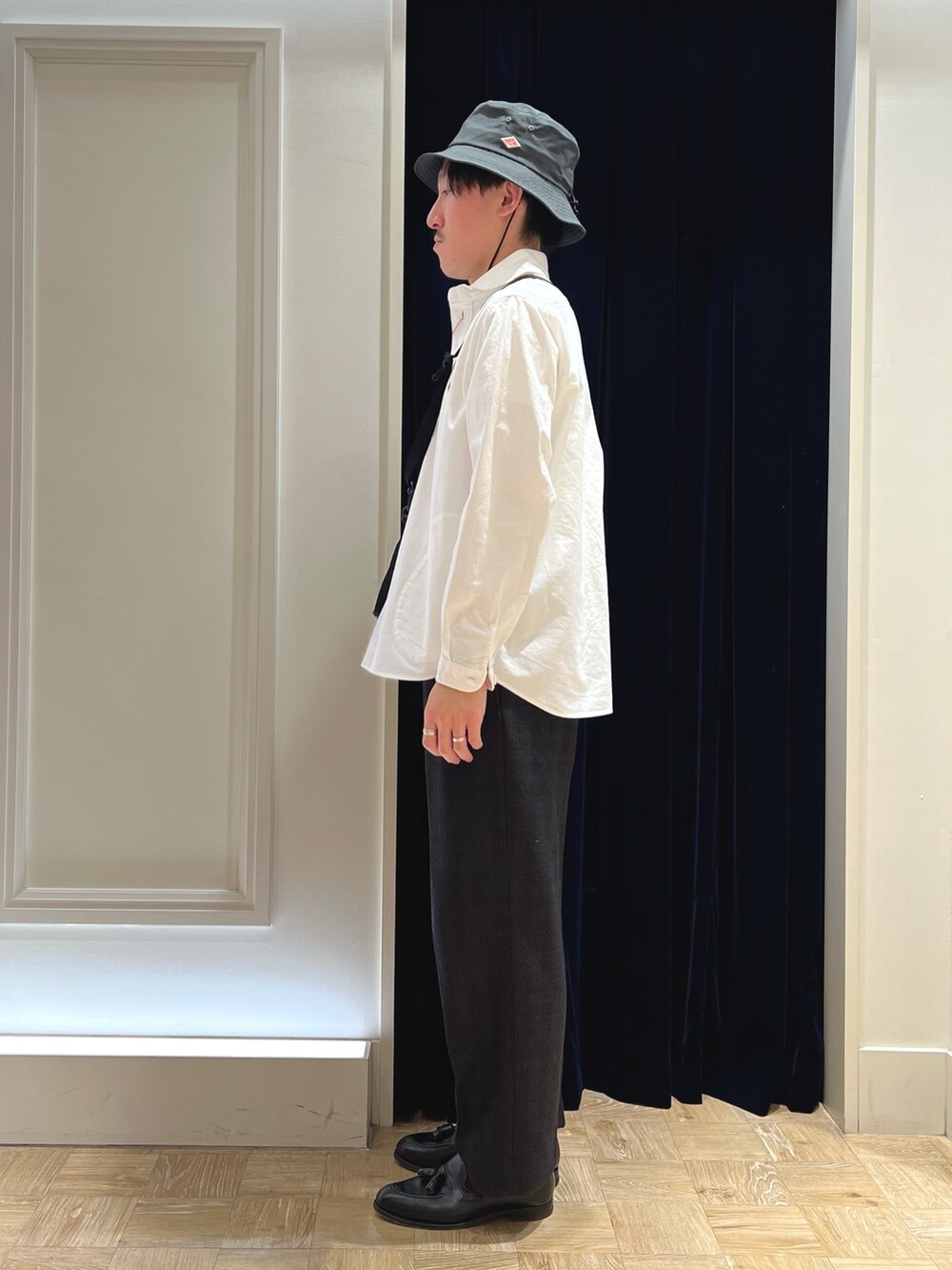 ホワイト系のシャツ/ブラウス、グレー系のショルダーバッグ、グレー系のハットを着用したメンズの春コーディネートの4枚目の写真