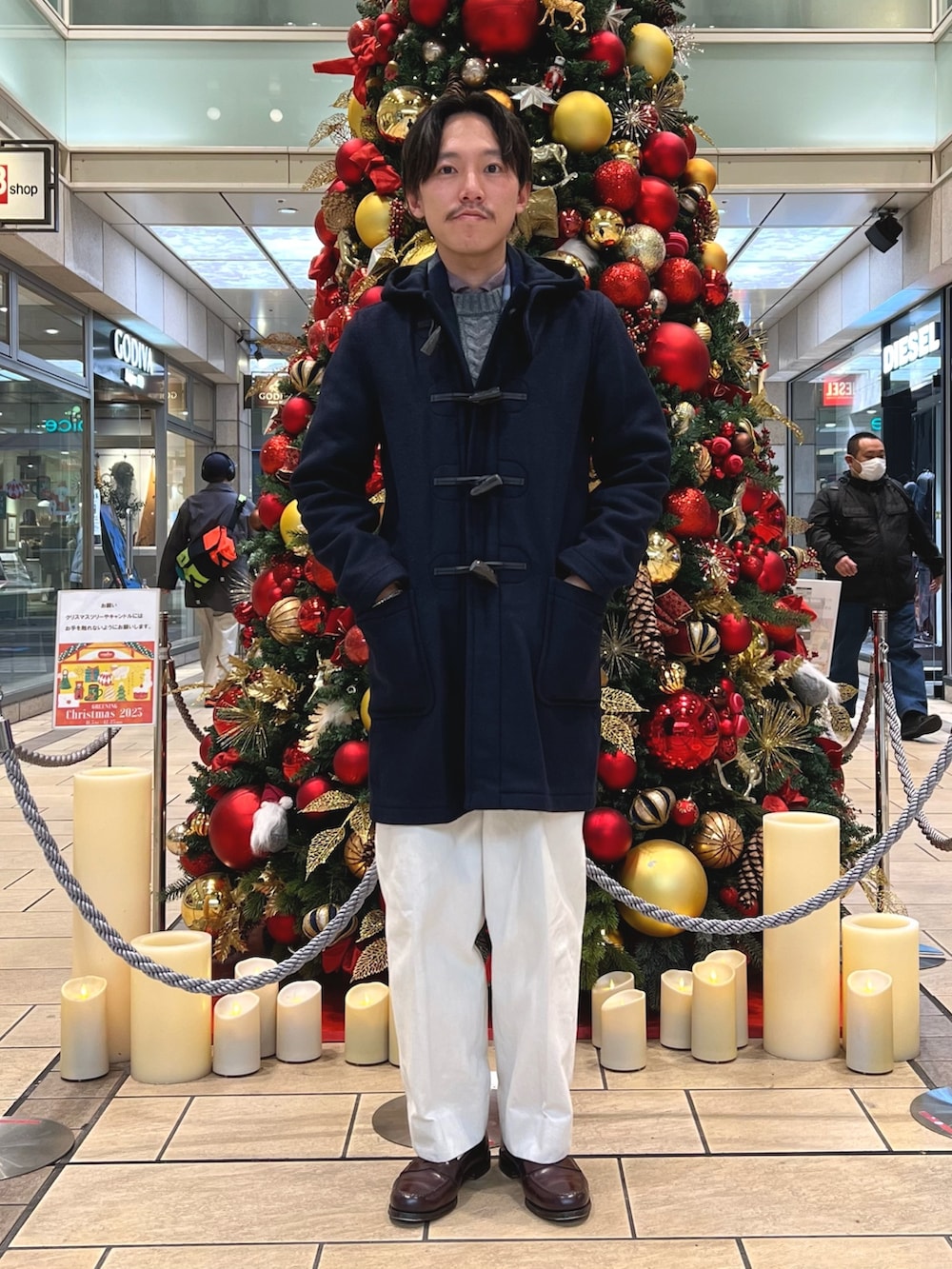 「レイヤードスタイル、冬アウター、チェック、休日スタイル、クリスマスに着たい服、ロングコート、お出かけコーデ、コート、マフラー、きれいめカジュアル、オトナカジュアル、ダッフルコート、お洒落さんとつながりたい、秋冬、おでかけコーデ」｜「LONDON TRADITIONの【LONDON TRADITION/ ロンドン トラディション】MARTIN SLIM LONG スリムロング ダッフルコート（ダッフルコート、ブルー系）」を使った、nishiokaさん（メンズ・169cm）の冬コーディネートの2枚目の写真
