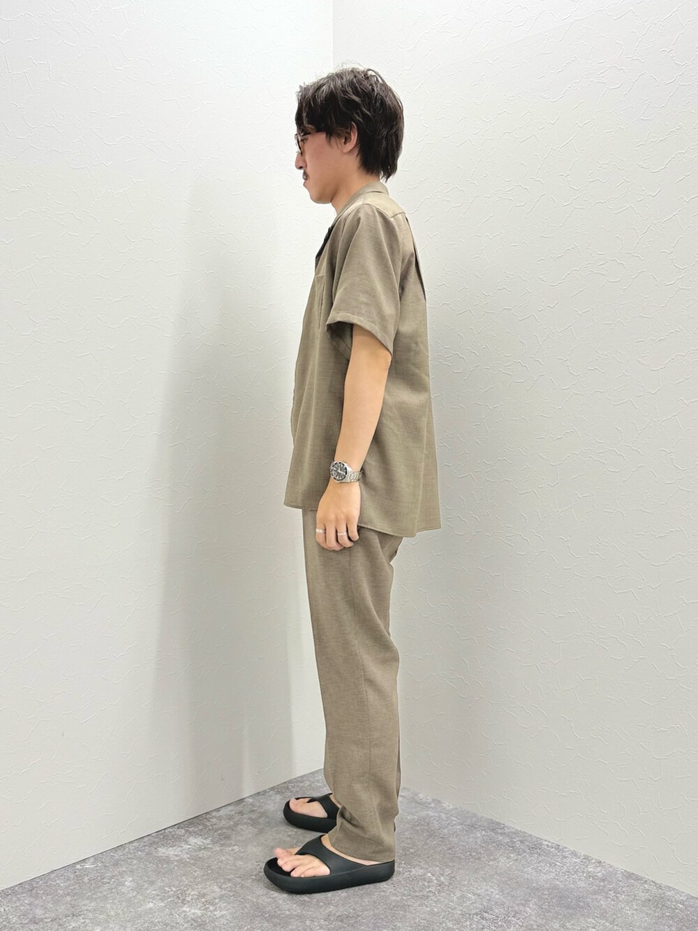 ベージュ系のシャツ/ブラウス、グレー系のTシャツ/カットソー、ベージュ系のその他パンツを着用したメンズの夏コーディネートの5枚目の写真