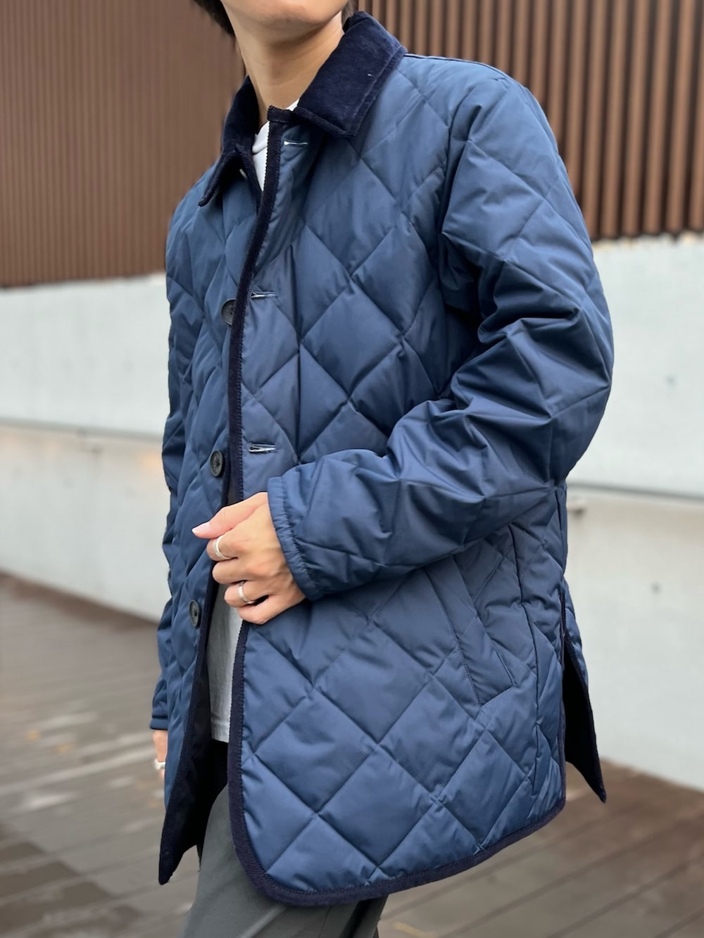 グレー系のその他パンツ、ブルー系のダウンジャケット/コートを着用したメンズの夏コーディネートの4枚目の写真