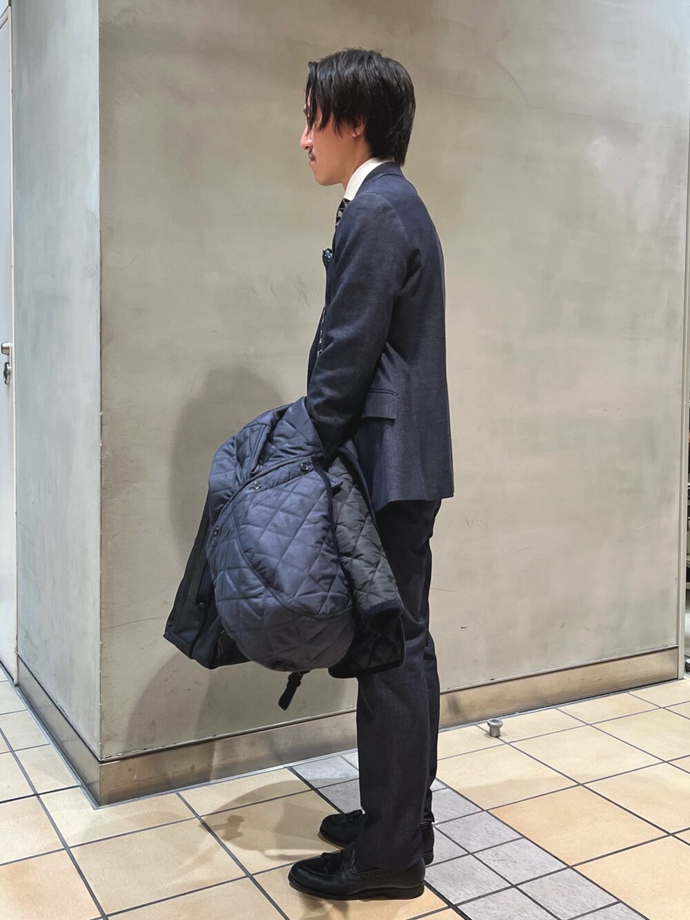 ブルー系のテーラードジャケット、ホワイト系のビジネスシャツ、ブルー系のネクタイを着用したメンズの秋コーディネートの4枚目の写真