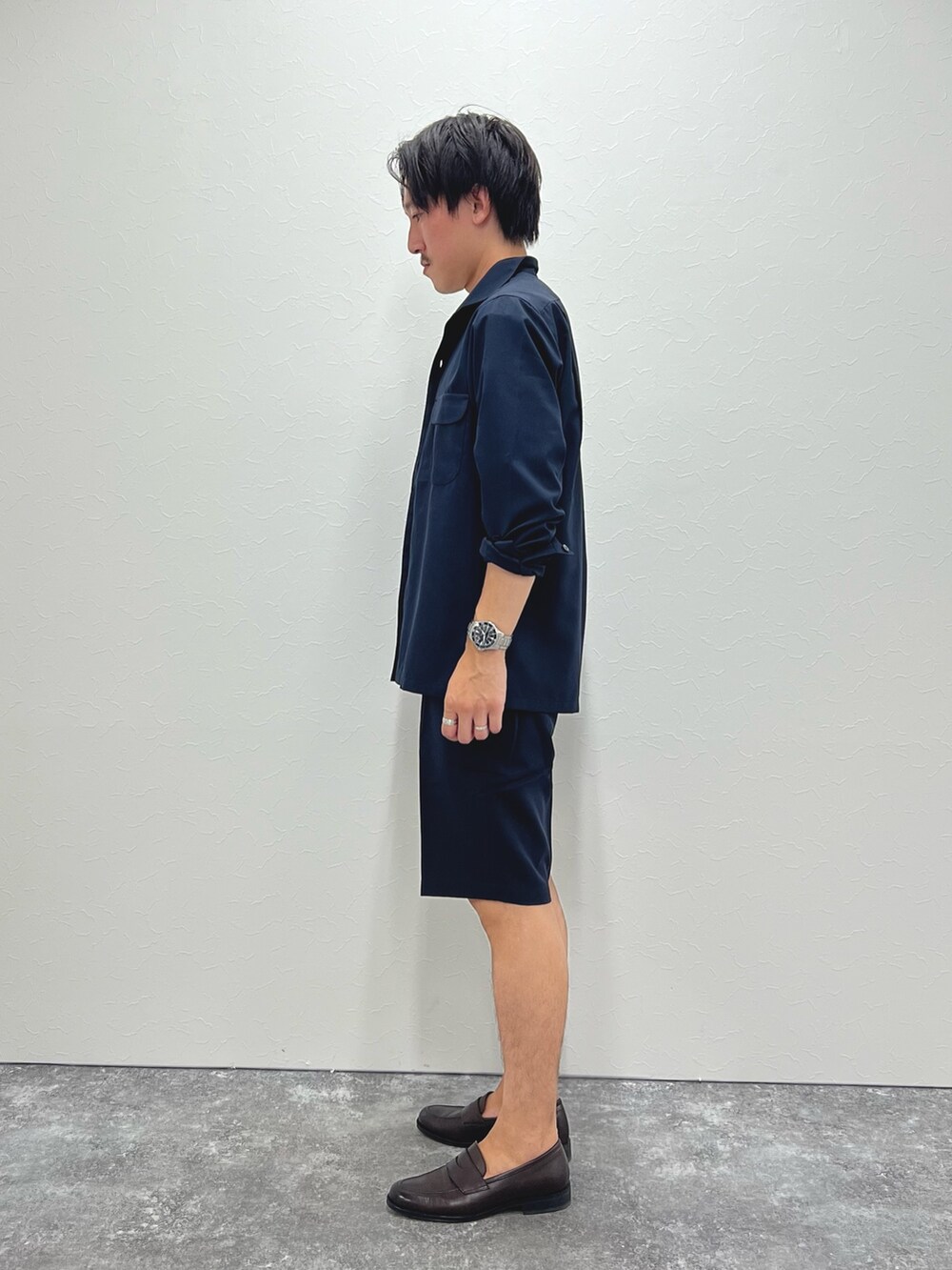 ブルー系のシャツ/ブラウス、ホワイト系のTシャツ/カットソー、ブルー系のその他パンツを着用したメンズの夏コーディネートの4枚目の写真