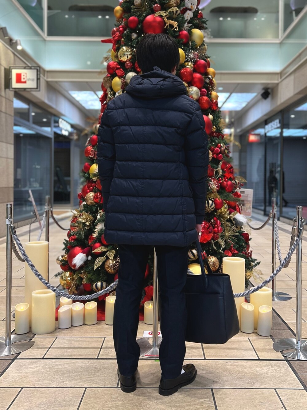 ブルー系のその他パンツ、ブルー系のトートバッグ、ブルー系のカーディガン/ボレロを着用したメンズの冬コーディネートの6枚目の写真