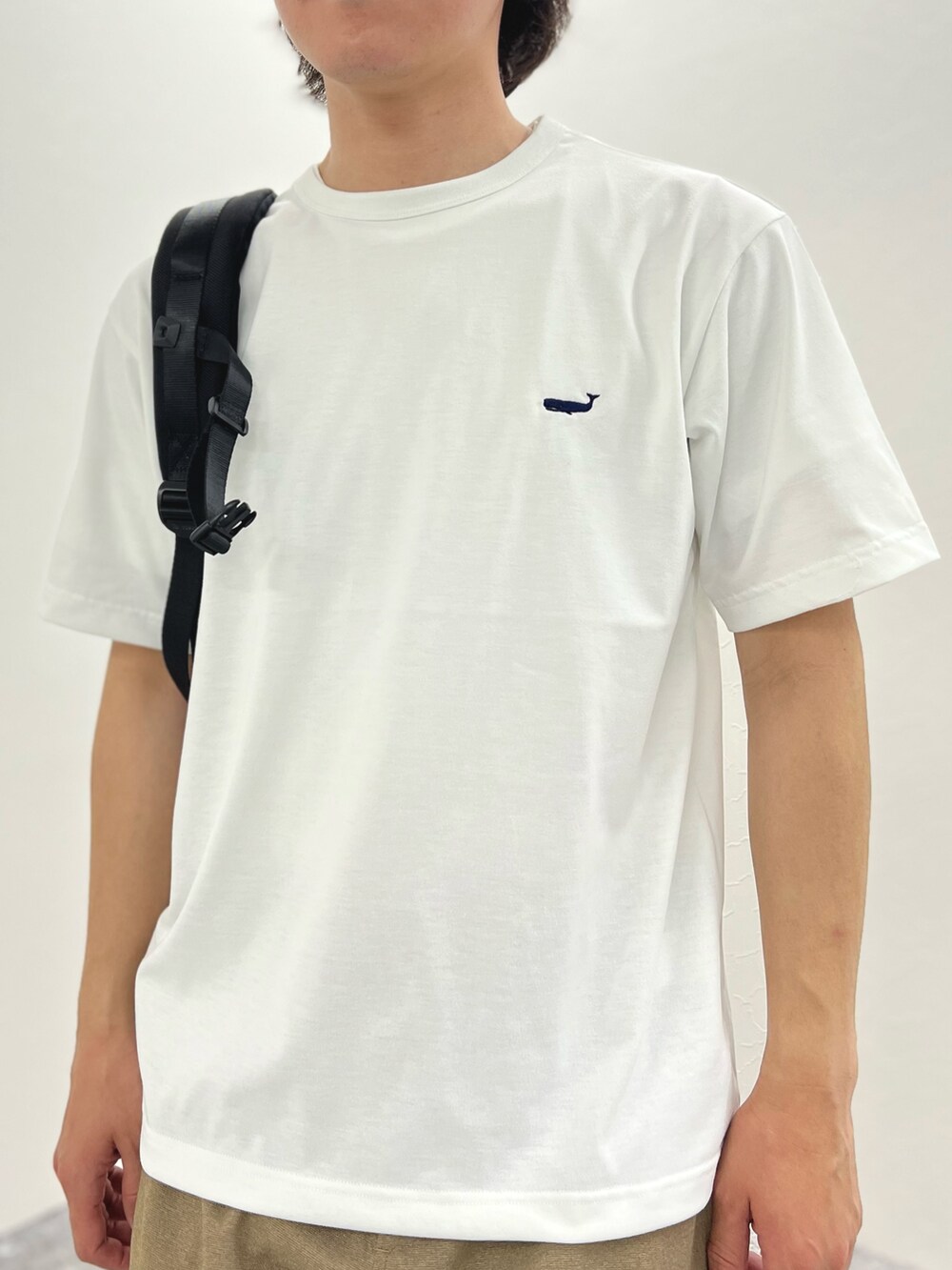 ホワイト系のTシャツ/カットソー、ベージュ系のその他パンツ、ホワイト系のスニーカーを着用したメンズの春コーディネートの7枚目の写真