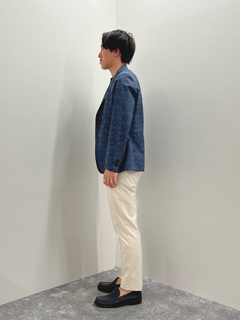 ブルー系のテーラードジャケット、ホワイト系のチノパンツ、ブルー系のTシャツ/カットソーを着用したメンズの春コーディネートの4枚目の写真
