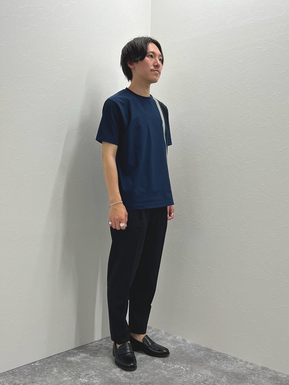 ブラック系のTシャツ/カットソー、ブラック系のその他パンツを着用したメンズの夏コーディネートの3枚目の写真