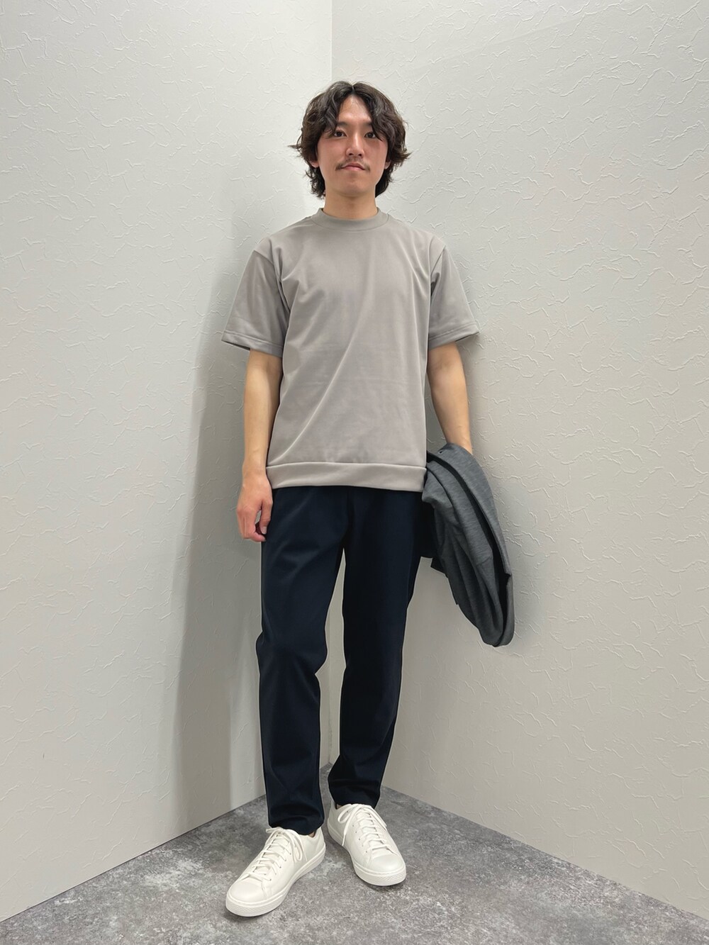 グレー系のテーラードジャケット、ベージュ系のTシャツ/カットソー、ブルー系のその他パンツを着用したメンズの春コーディネートの2枚目の写真