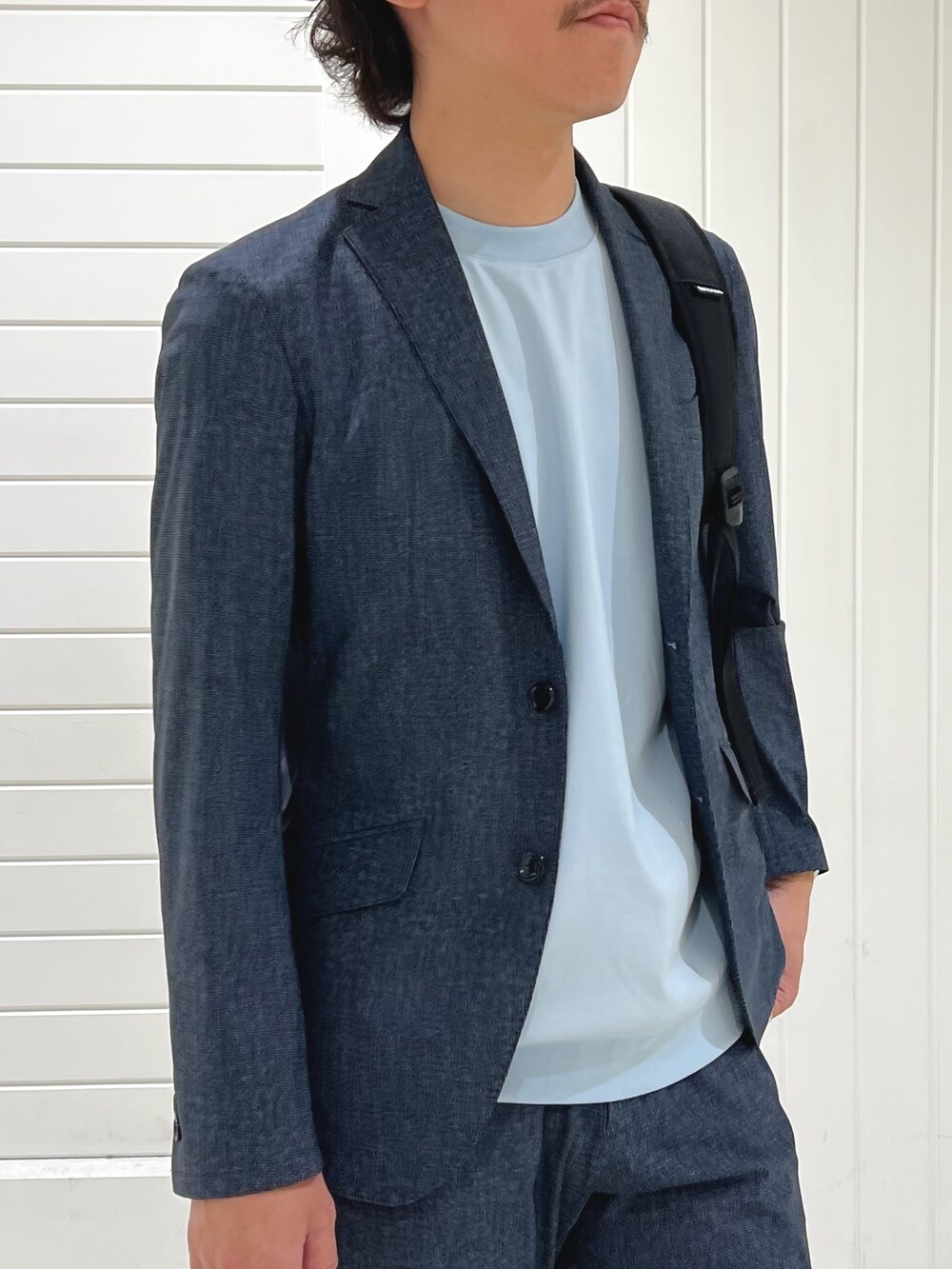 ブルー系のTシャツ/カットソー、ブルー系のテーラードジャケット、ブルー系のその他パンツを着用したメンズの春コーディネートの7枚目の写真