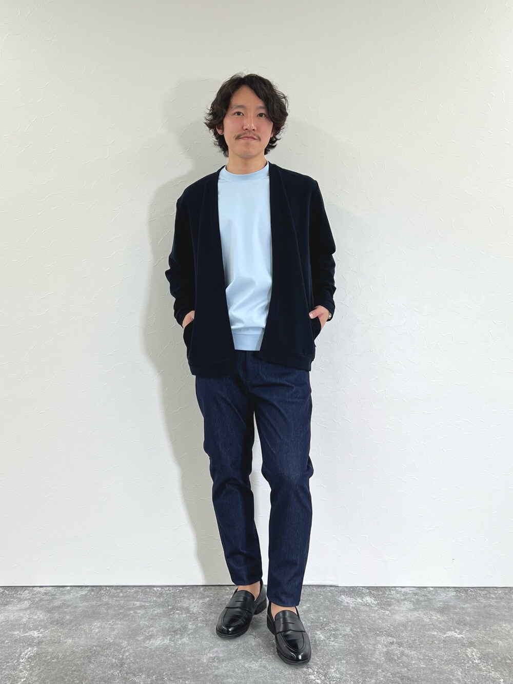 ブルー系のカーディガン/ボレロ、ブルー系のTシャツ/カットソー、ブルー系のチノパンツを着用したメンズの春コーディネートの4枚目の写真