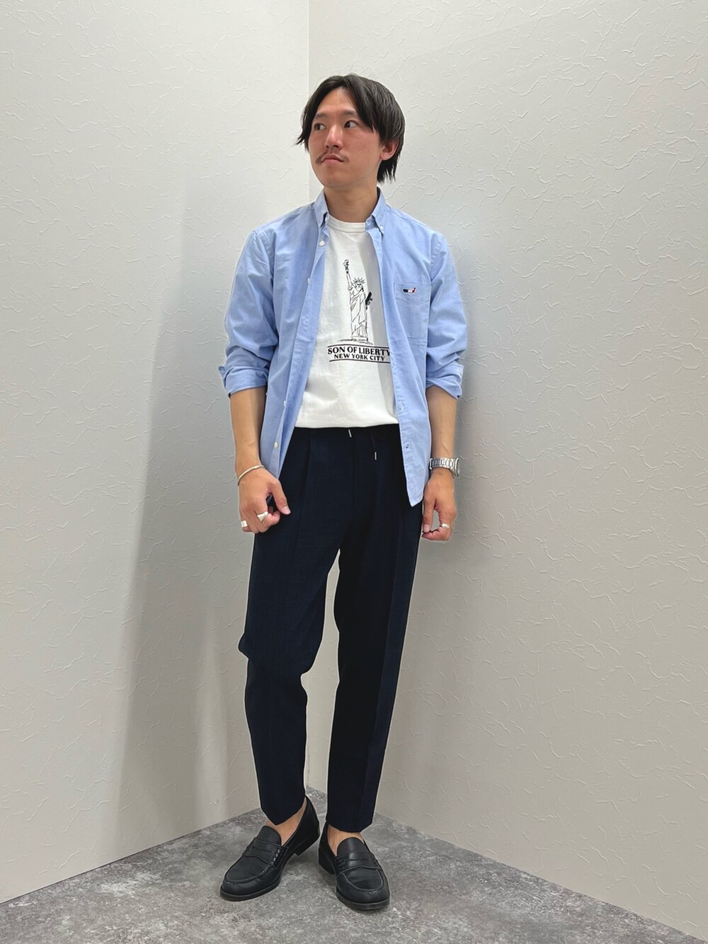 ブルー系のシャツ/ブラウス、ブルー系のその他パンツ、ホワイト系のTシャツ/カットソーを着用したメンズの春コーディネートの2枚目の写真