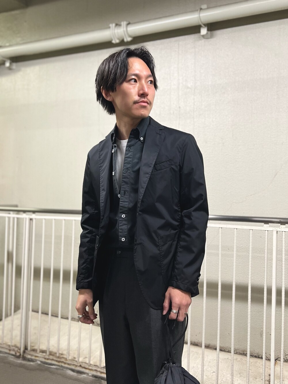 ブラック系のショルダーバッグ、ブラック系のシャツ/ブラウス、ブラック系のテーラードジャケットを着用したメンズの冬コーディネートの5枚目の写真