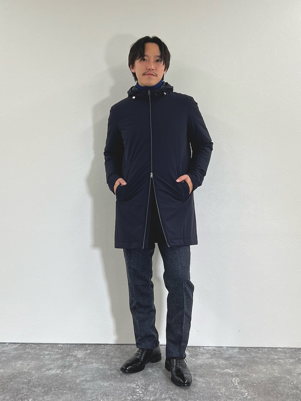 ブルー系のその他アウター、ブラウン系のテーラードジャケット、ブルー系のニット/セーターを着用したメンズの冬コーディネートの3枚目の写真