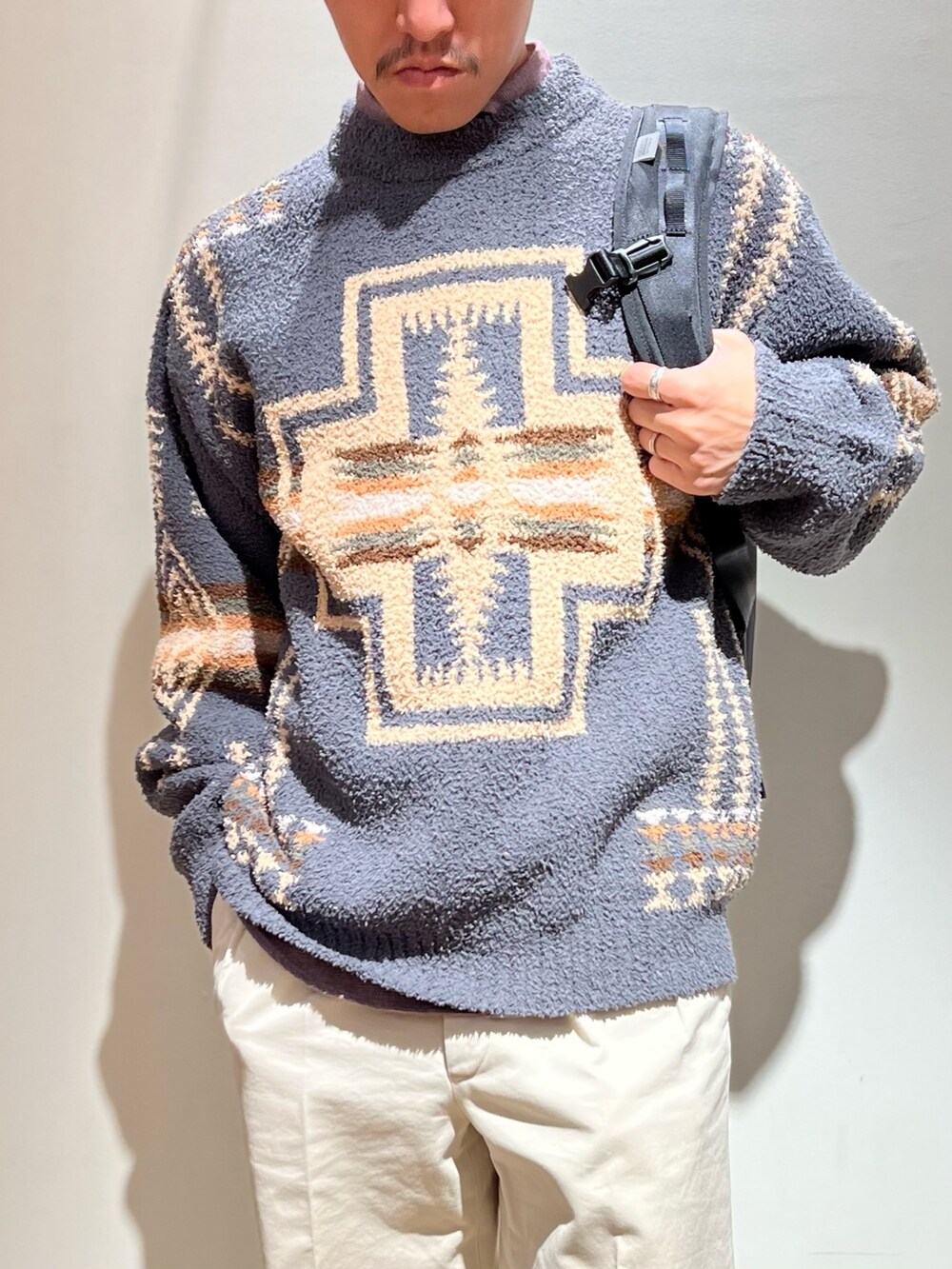 グレー系のスウェット、レッド系のシャツ/ブラウス、ブラック系のバックパック/リュックを着用したメンズの秋コーディネートの6枚目の写真