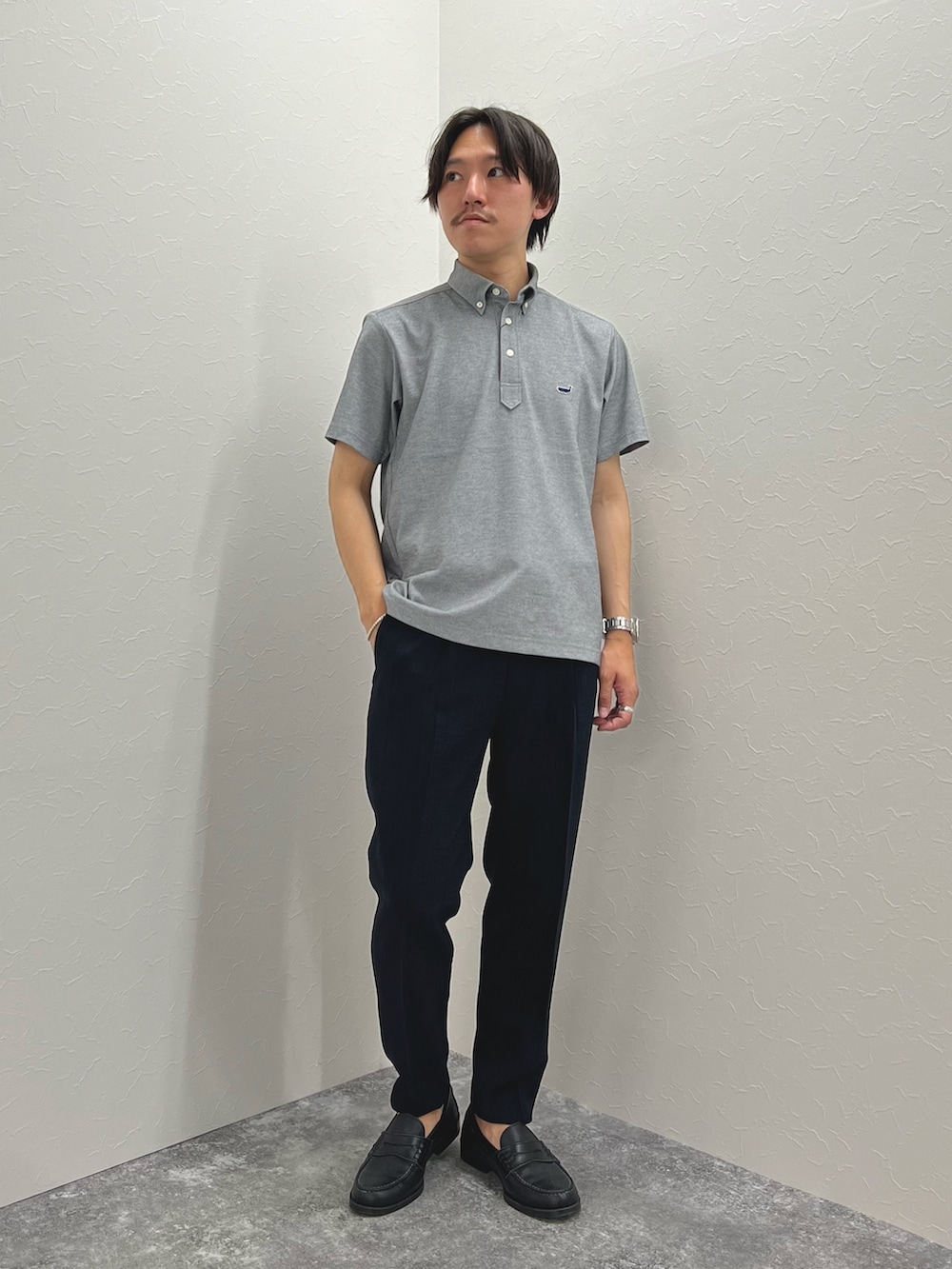 ブルー系のその他パンツ、グレー系のポロシャツを着用したメンズの春コーディネートの4枚目の写真