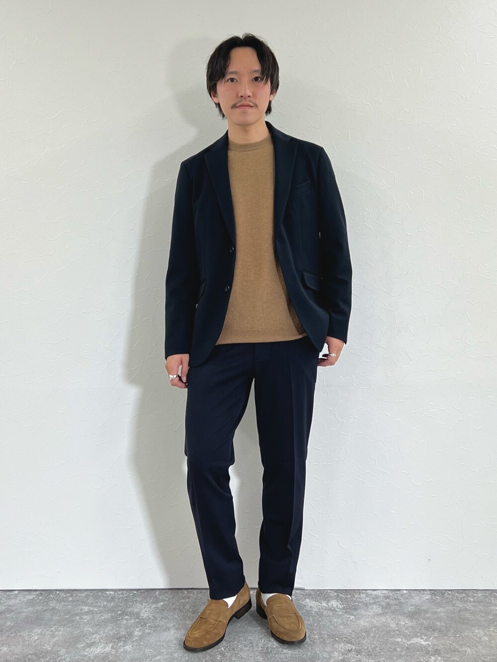 ブルー系のその他パンツ、ベージュ系のニット/セーター、ブルー系のテーラードジャケットを着用したメンズの秋コーディネートの3枚目の写真