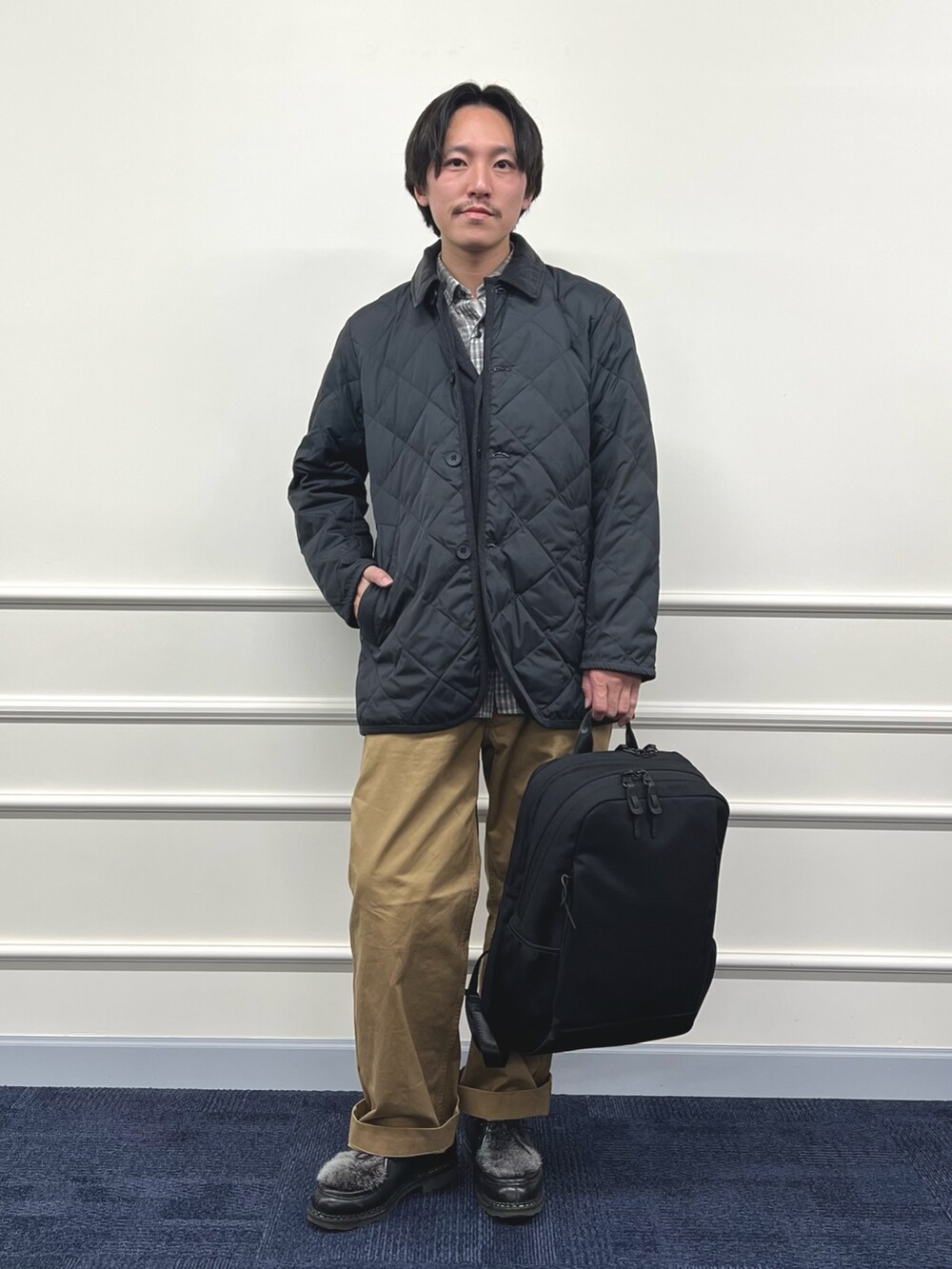 グレー系のダウンジャケット/コート、ホワイト系のシャツ/ブラウス、ブルー系のカーディガン/ボレロを着用したメンズの冬コーディネートの5枚目の写真