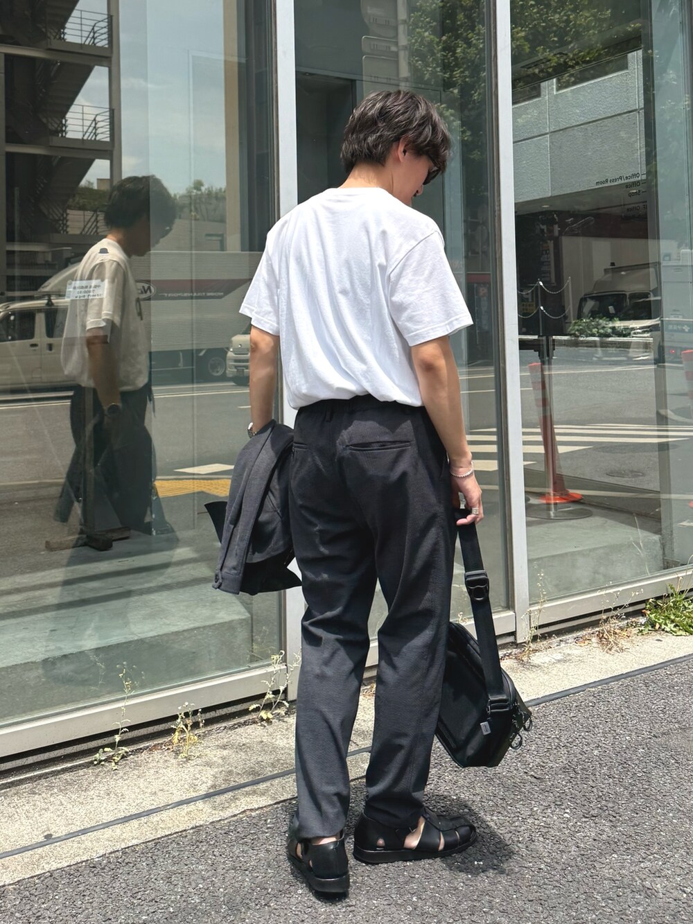 「レイヤードスタイル、サンダル、夏コーデ、白Tシャツ、セットアップ、サングラス、Tシャツ、お出かけコーデ、カジュアルコーデ、夏、Tシャツコーデ、ショルダーバッグ、カジュアル、ロゴT、夏だ!Tシャツ着よう!」|「GOOD ROCK SPEEDの【GOOD ROCK SPEED】別注 アーティスト/企業/ プリントTシャツ 25SS(Tシャツ/カットソー、ホワイト系)」を使った、nishiokaさん(メンズ・169cm)の夏コーディネートの4枚目の写真