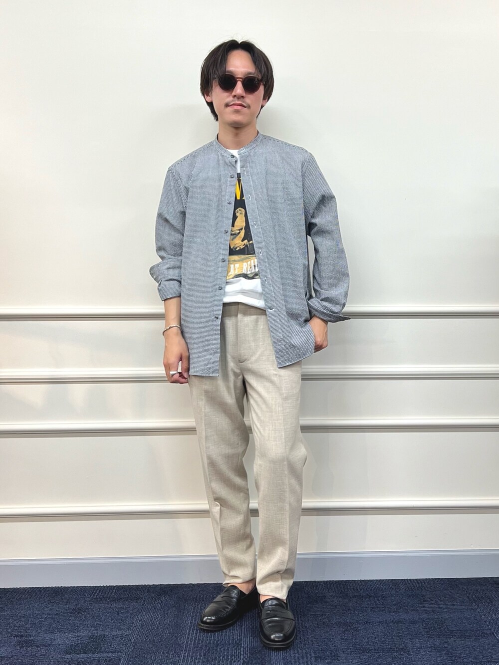 ブラック系のシャツ/ブラウス、ホワイト系のTシャツ/カットソー、ホワイト系のその他パンツを着用したメンズの春コーディネートの3枚目の写真