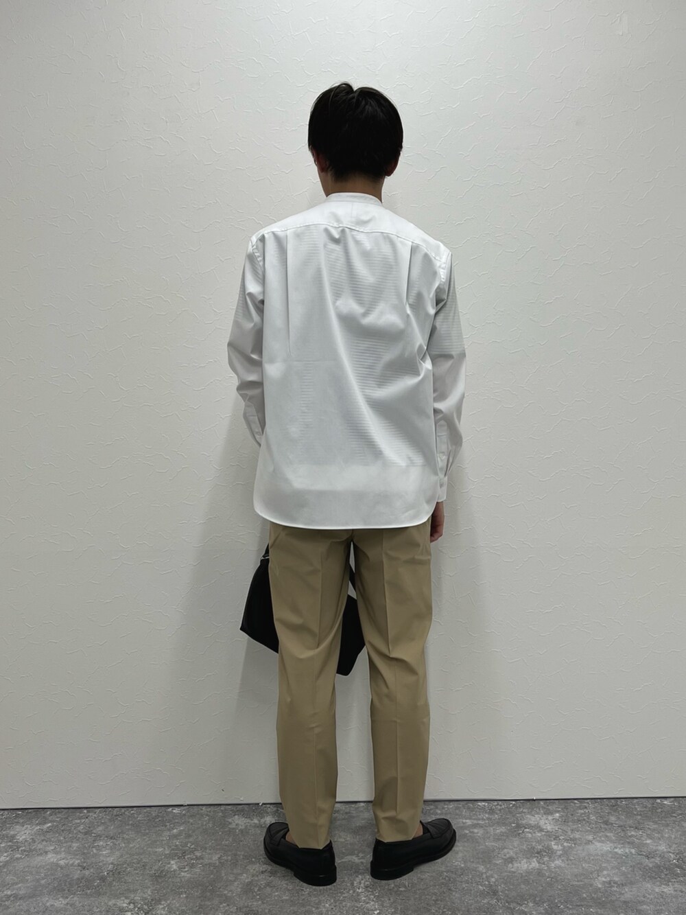 ホワイト系のシャツ/ブラウス、ベージュ系のその他パンツ、ブルー系のショルダーバッグを着用したメンズの春コーディネートの5枚目の写真