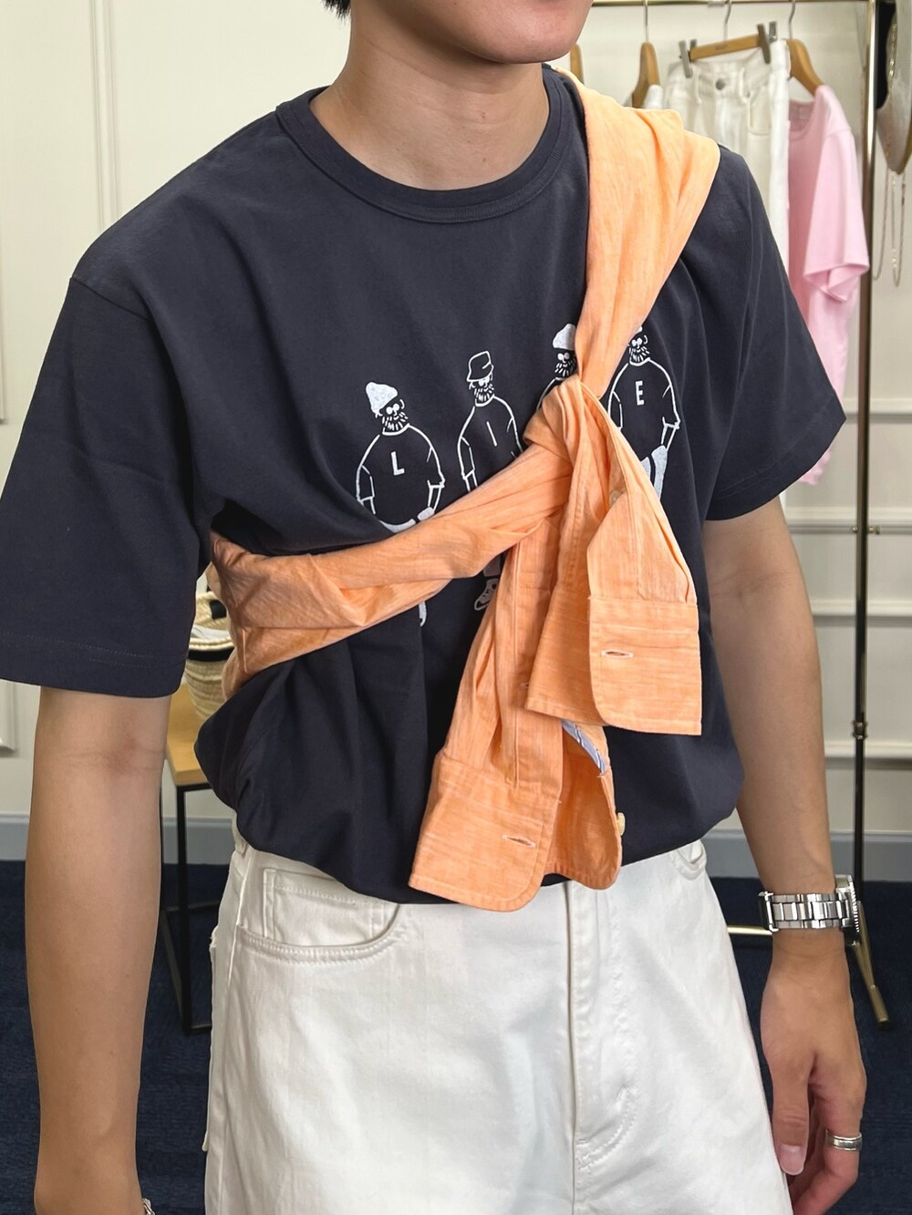 グレー系のTシャツ/カットソー、オレンジ系のシャツ/ブラウス、ホワイト系のデニムパンツを着用したメンズの夏コーディネートの5枚目の写真