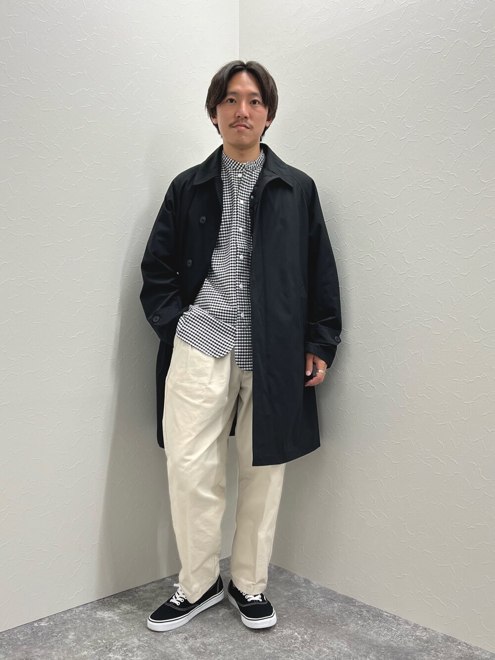 「レイヤードスタイル、きれいめカジュアル、カジュアル、カジュアルコーデ、ステンカラーコート、コート、秋コーデ、スニーカー、シンプル、休日スタイル、ダウンベスト、ダウン、リラックススタイル、NOLLEY'S」｜「TAIONの【TAION/タイオン】別注CRステンカラーコート（インナーダウン付）（ステンカラーコート、ブラック系）」を使った、nishiokaさん（メンズ・169cm）の夏コーディネートの3枚目の写真