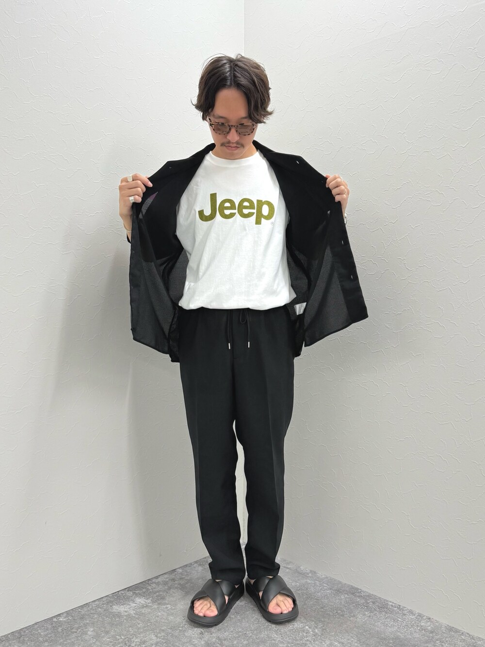 ホワイト系のTシャツ/カットソー、ブラック系のシャツ/ブラウス、ベージュ系のその他パンツを着用したメンズの夏コーディネートの7枚目の写真