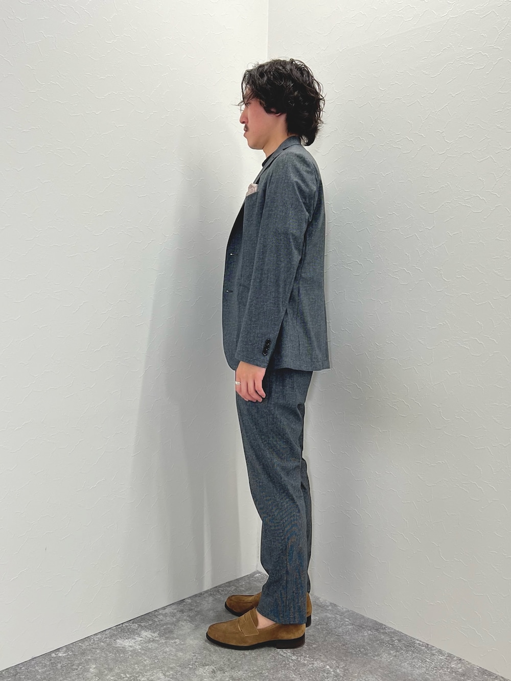 グレー系のテーラードジャケット、ブラック系のTシャツ/カットソー、グレー系のその他パンツを着用したメンズの春コーディネートの5枚目の写真