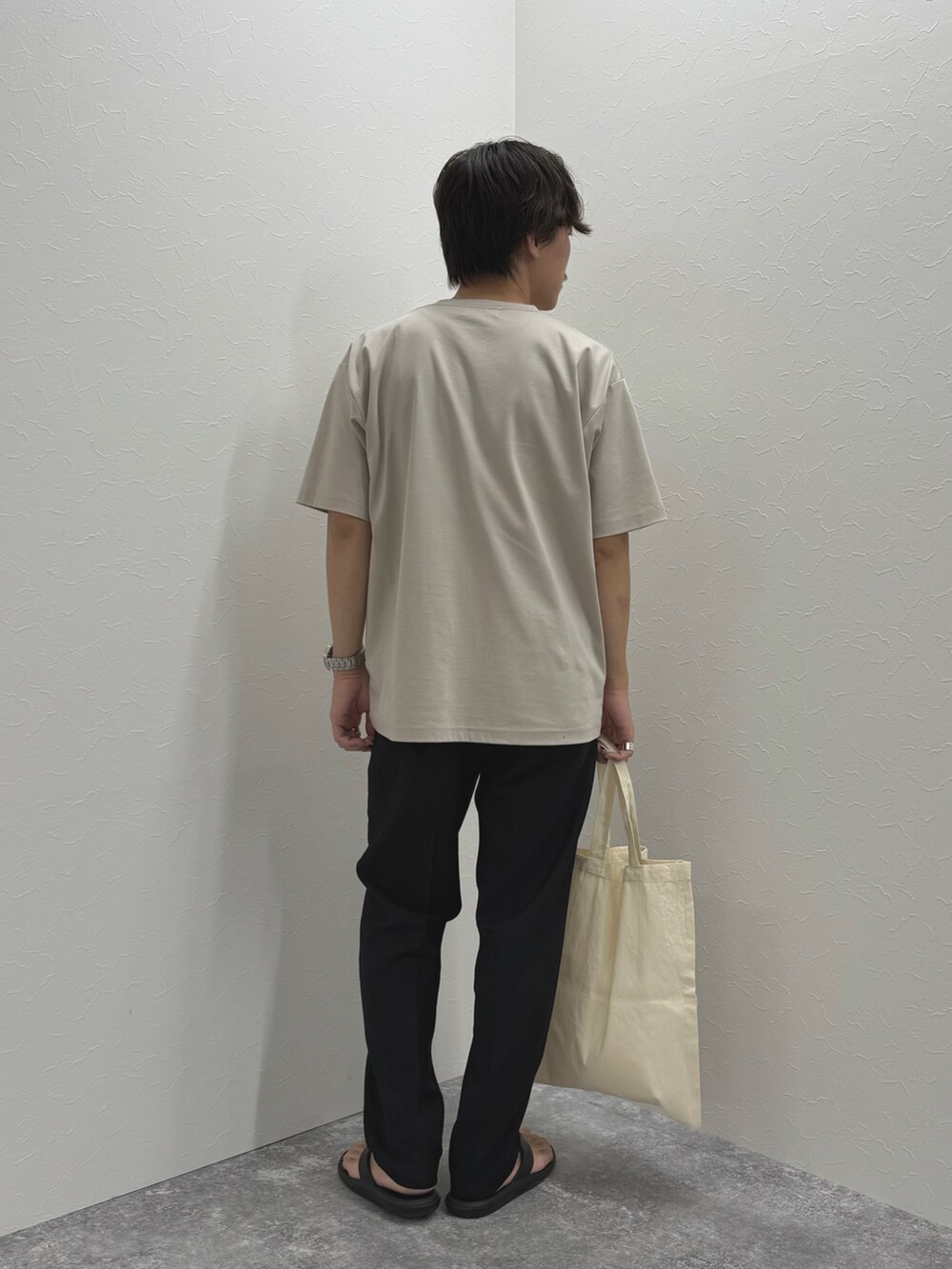 ベージュ系のTシャツ/カットソー、ホワイト系のトートバッグ、ブラック系のその他パンツを着用したメンズの夏コーディネートの5枚目の写真