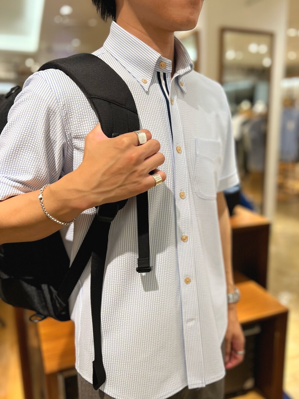 ホワイト系のシャツ/ブラウス、ブラック系のバックパック/リュック、ブルー系のその他パンツを着用したメンズの夏コーディネートの8枚目の写真