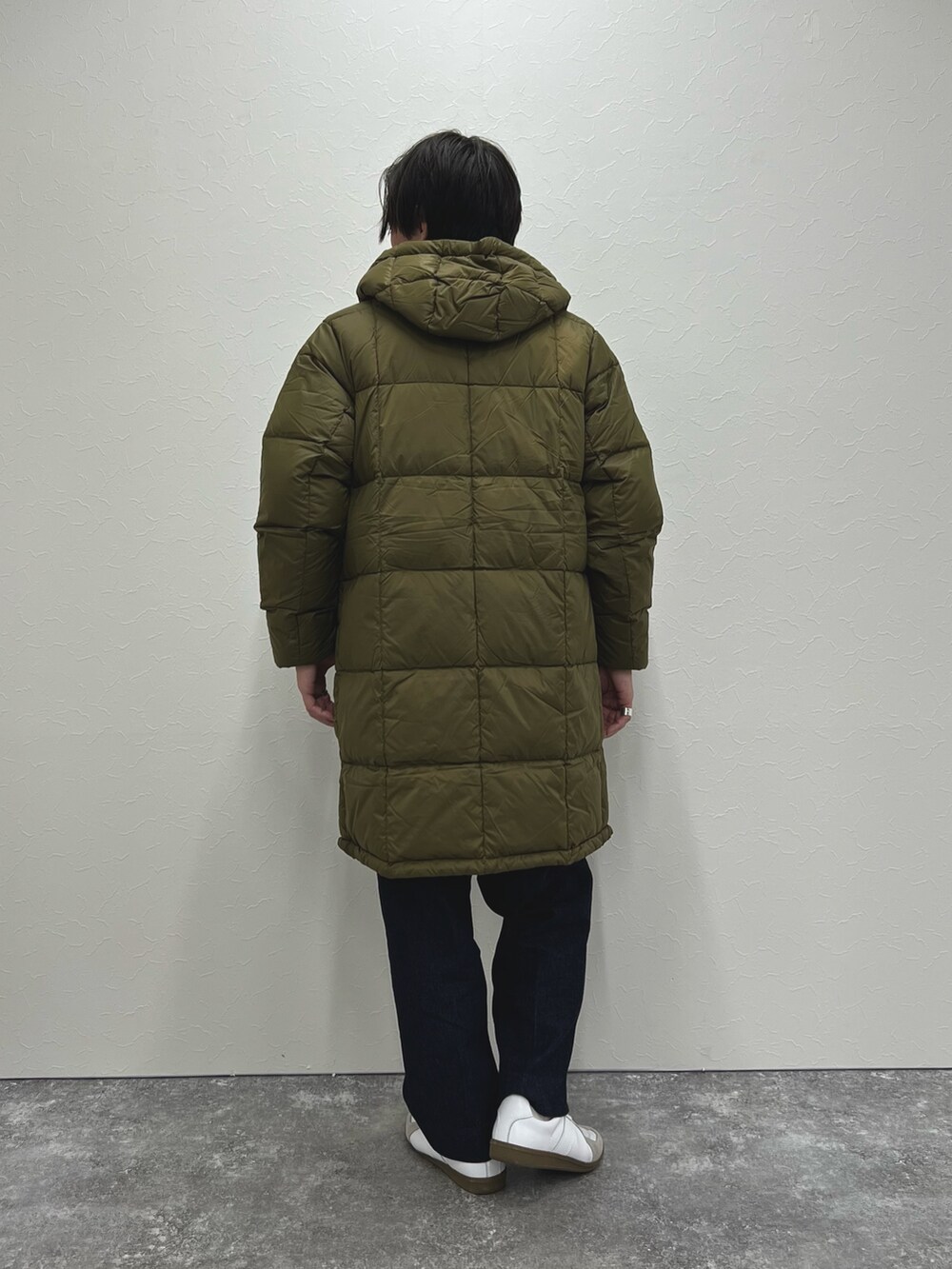 グリーン系のダウンジャケット/コート、グレー系のニット/セーター、グリーン系のシャツ/ブラウスを着用したメンズの冬コーディネートの7枚目の写真