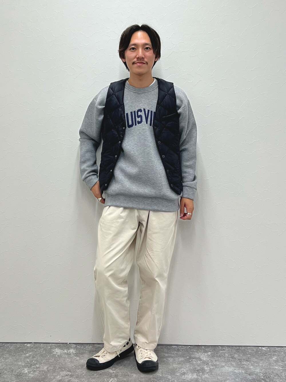 ブラック系のダウンベスト、グレー系のスウェットを着用したメンズの秋コーディネートの3枚目の写真