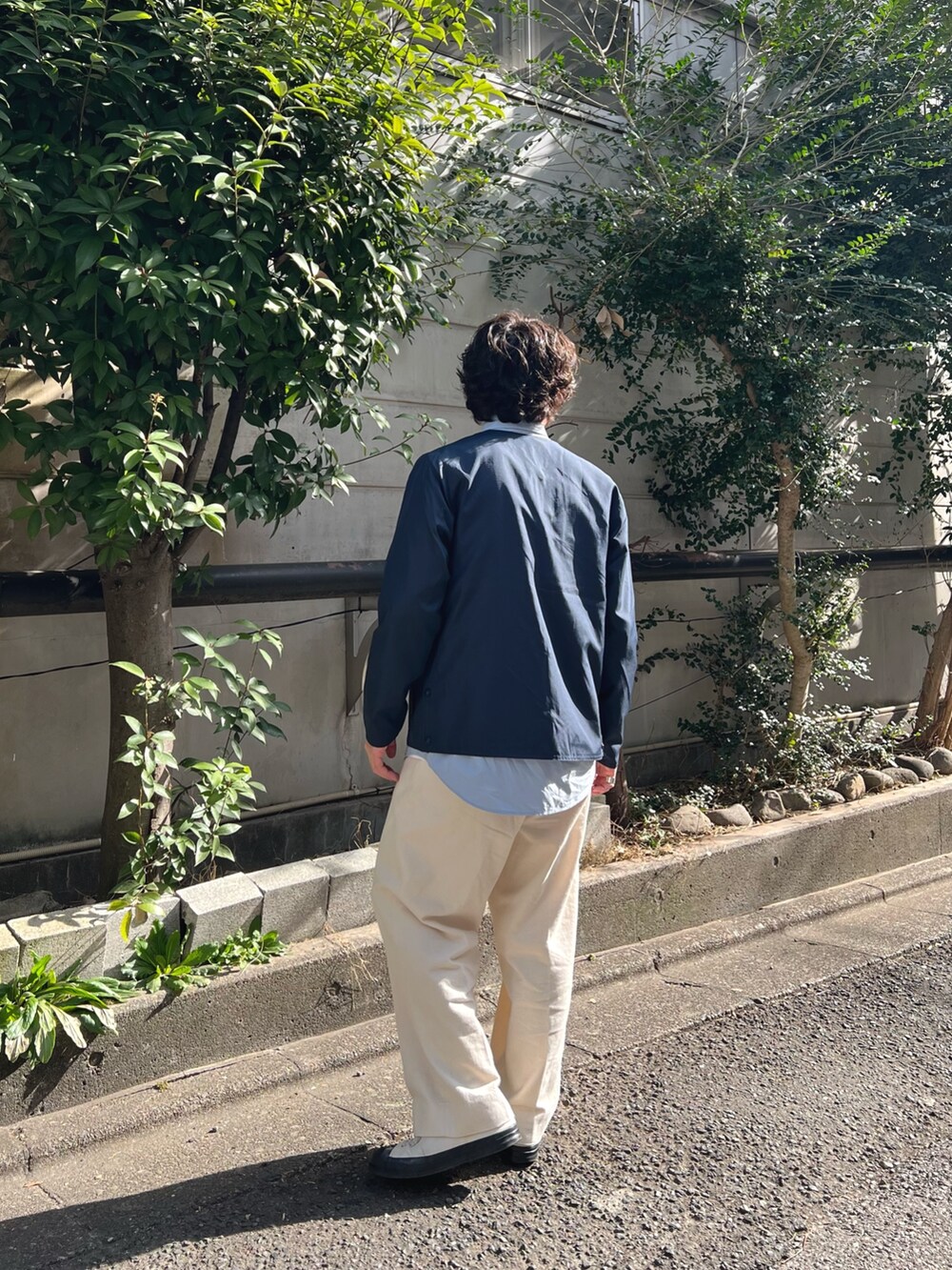 「シャツスタイル、春服コーデ、休日スタイル、シンプルスタイル、お出かけコーデ、きれいめカジュアル、春、カジュアル、カジュアルコーデ、春コーデ、春夏コーデ、ナイロンジャケット、リラックススタイル、スニーカー」｜「TAIONの【TAION/タイオン】ノンダウン ミリタリー リバーシブル クルーネックカーディガン（ブルゾン、ブルー系）」を使った、nishiokaさん（メンズ・169cm）の春コーディネートの7枚目の写真