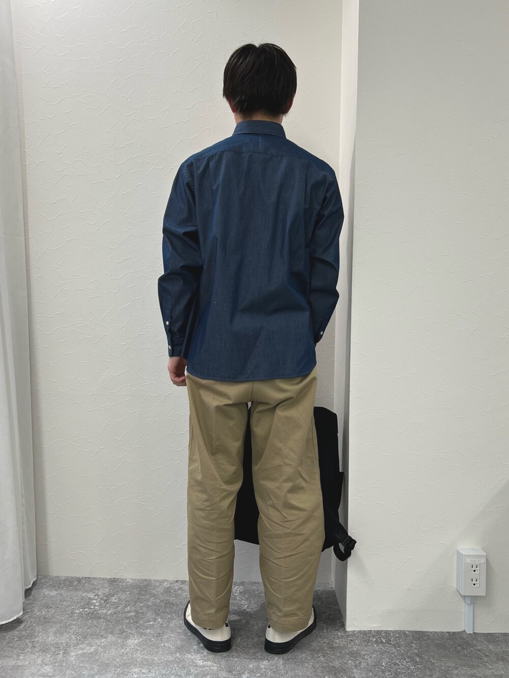 ブルー系のシャツ/ブラウス、ブラック系のバックパック/リュックを着用したメンズの春コーディネートの4枚目の写真