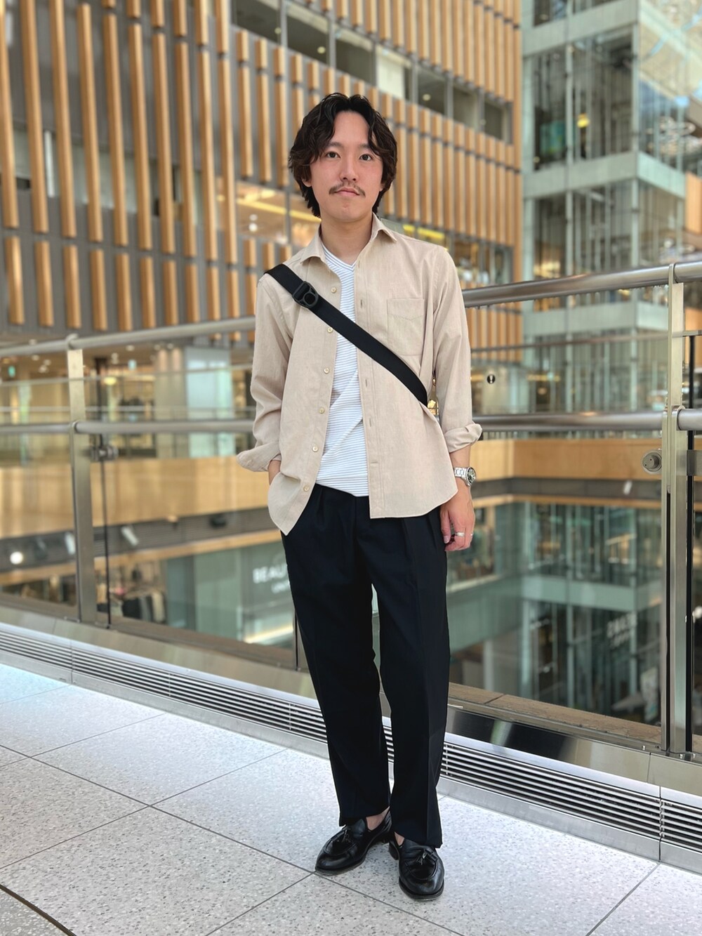 ベージュ系のシャツ/ブラウス、ホワイト系のTシャツ/カットソー、ブラック系のスラックスを着用したメンズの春コーディネートの6枚目の写真