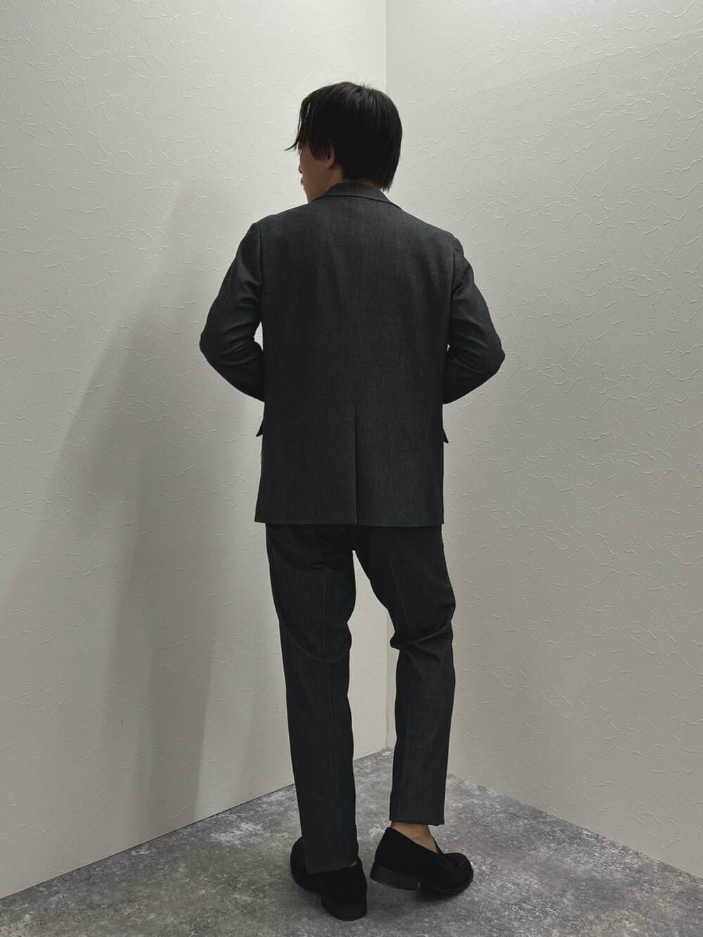 グレー系のテーラードジャケット、ホワイト系のTシャツ/カットソー、グレー系のその他パンツを着用したメンズの秋コーディネートの6枚目の写真