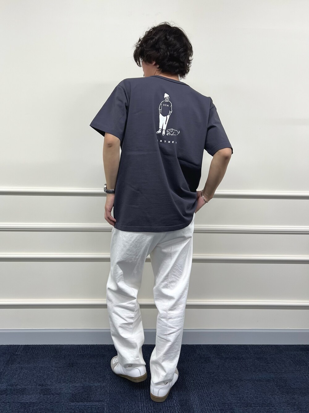 グレー系のTシャツ/カットソー、ホワイト系のデニムパンツを着用したメンズの冬コーディネートの7枚目の写真