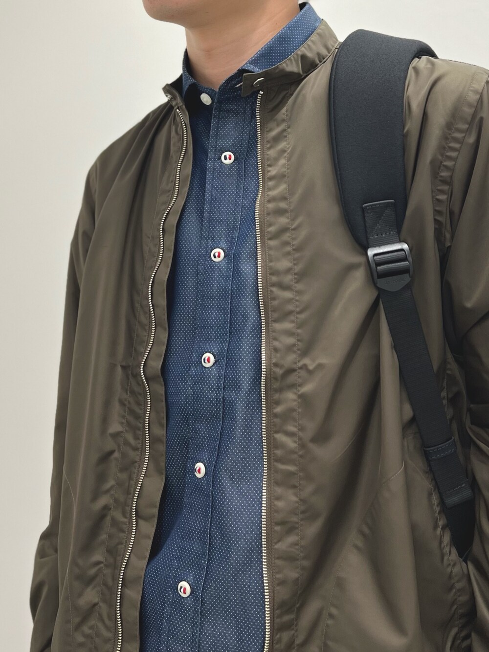 ブラウン系のシャツ/ブラウス、ブルー系のシャツ/ブラウス、グレー系のその他パンツを着用したメンズの冬コーディネートの6枚目の写真