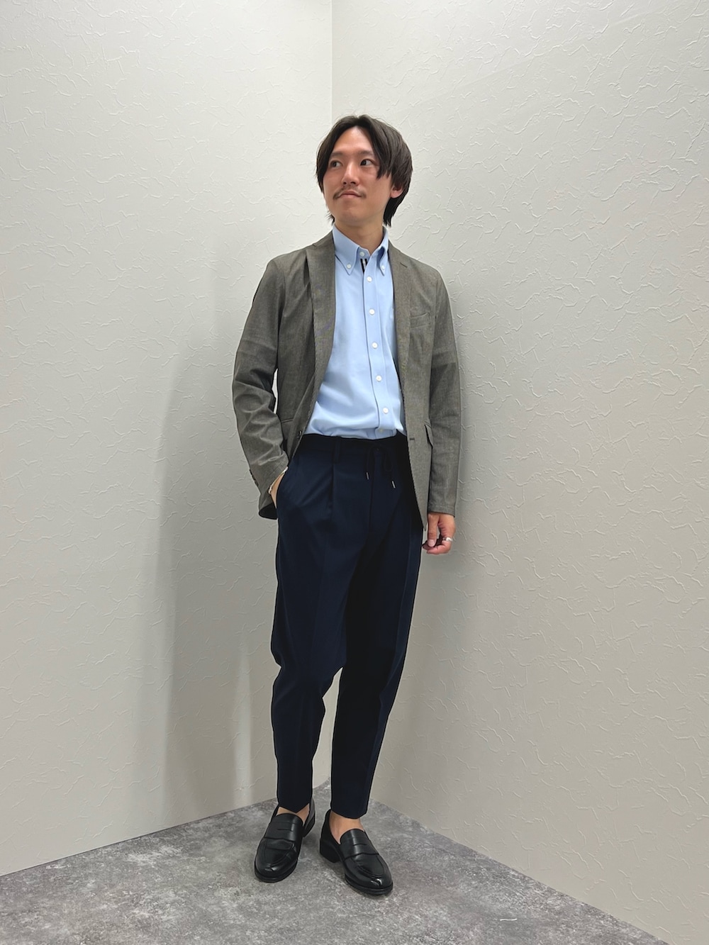 ベージュ系のテーラードジャケット、ブルー系のシャツ/ブラウス、ブルー系のその他パンツを着用したメンズの春コーディネートの3枚目の写真