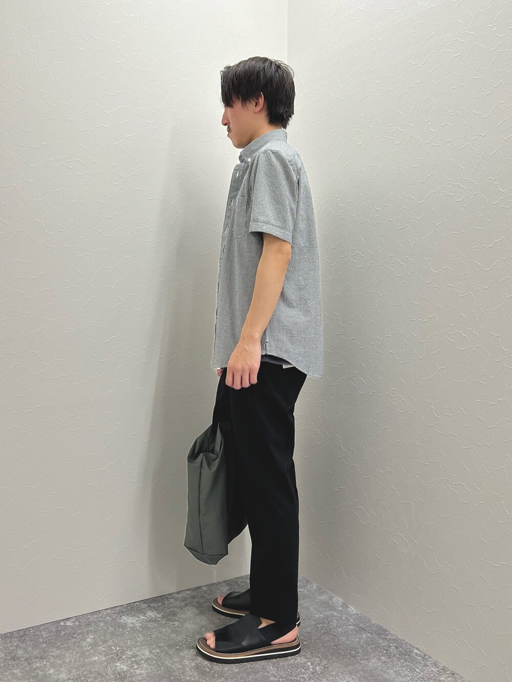 「きれいめカジュアル、春夏コーデ、シャツスタイル、休日スタイル、シンプルコーデ、低身長コーデ、リラックススタイル、お出かけコーデ、Tシャツ、夏服、リネン、カジュアルコーデ、夏コーデ、トートバッグ、プリントT」|「NOLLEY’Sのリネンブレンド クジラBD 半袖シャツ(シャツ/ブラウス、ブラック系)」を使った、nishiokaさん(メンズ・169cm)の春コーディネートの4枚目の写真