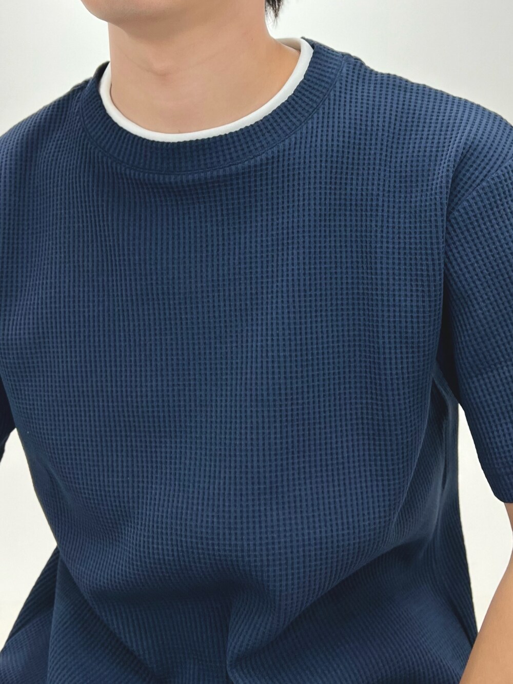 ブルー系のTシャツ/カットソー、ブルー系のチノパンツ、ブラウン系のローファーを着用したメンズの夏コーディネートの7枚目の写真