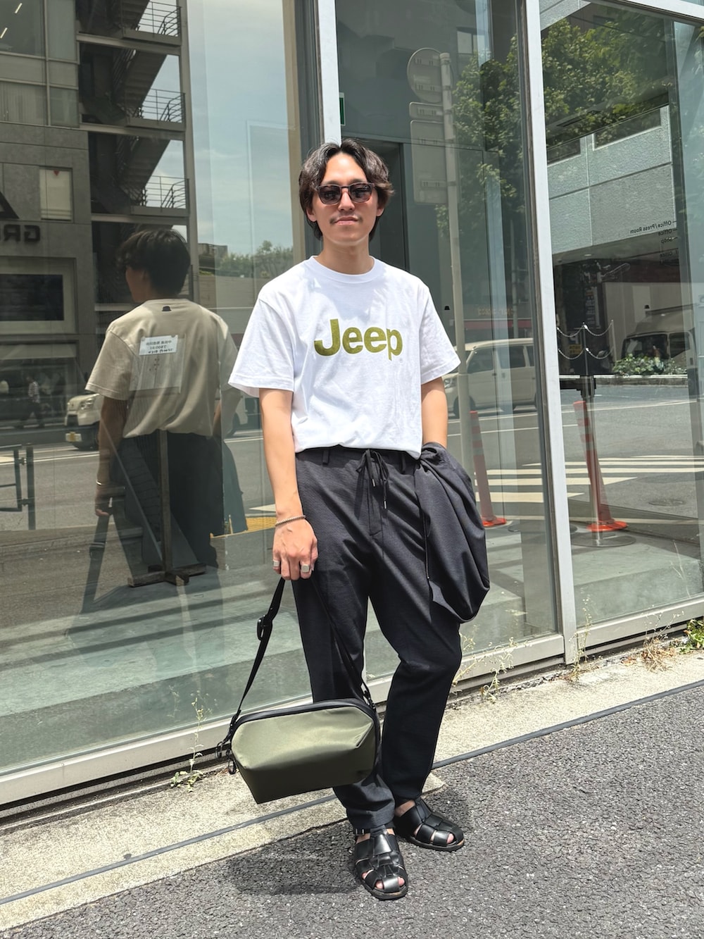 「レイヤードスタイル、サンダル、夏コーデ、白Tシャツ、セットアップ、サングラス、Tシャツ、お出かけコーデ、カジュアルコーデ、夏、Tシャツコーデ、ショルダーバッグ、カジュアル、ロゴT、夏だ!Tシャツ着よう!」|「GOOD ROCK SPEEDの【GOOD ROCK SPEED】別注 アーティスト/企業/ プリントTシャツ 25SS(Tシャツ/カットソー、ホワイト系)」を使った、nishiokaさん(メンズ・169cm)の夏コーディネートの3枚目の写真