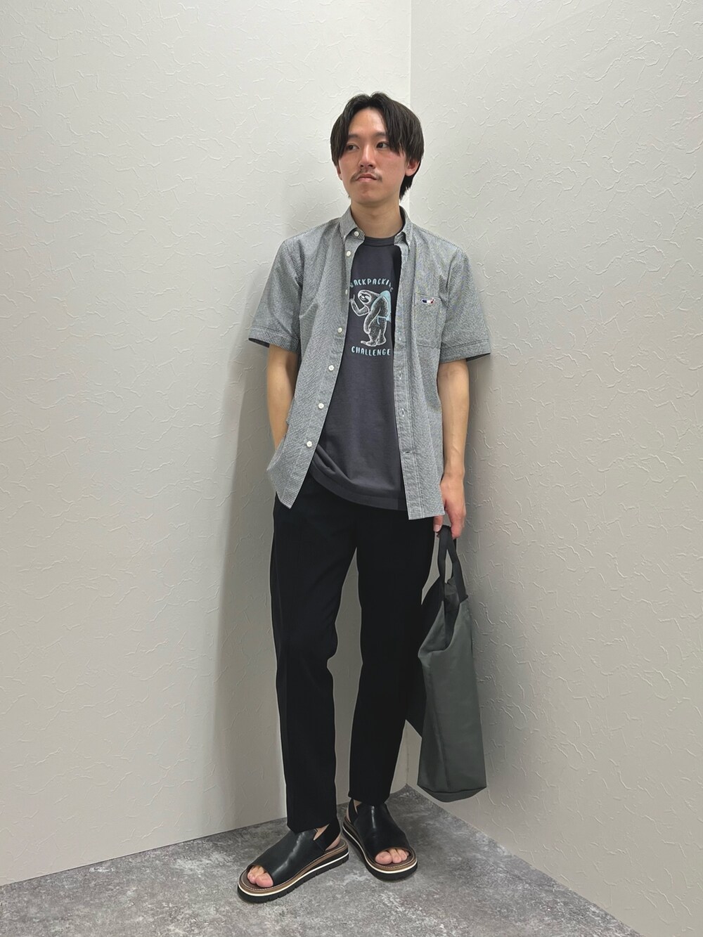 「きれいめカジュアル、春夏コーデ、シャツスタイル、休日スタイル、シンプルコーデ、低身長コーデ、リラックススタイル、お出かけコーデ、Tシャツ、夏服、リネン、カジュアルコーデ、夏コーデ、トートバッグ、プリントT」|「NOLLEY’Sのリネンブレンド クジラBD 半袖シャツ(シャツ/ブラウス、ブラック系)」を使った、nishiokaさん(メンズ・169cm)の春コーディネートの3枚目の写真