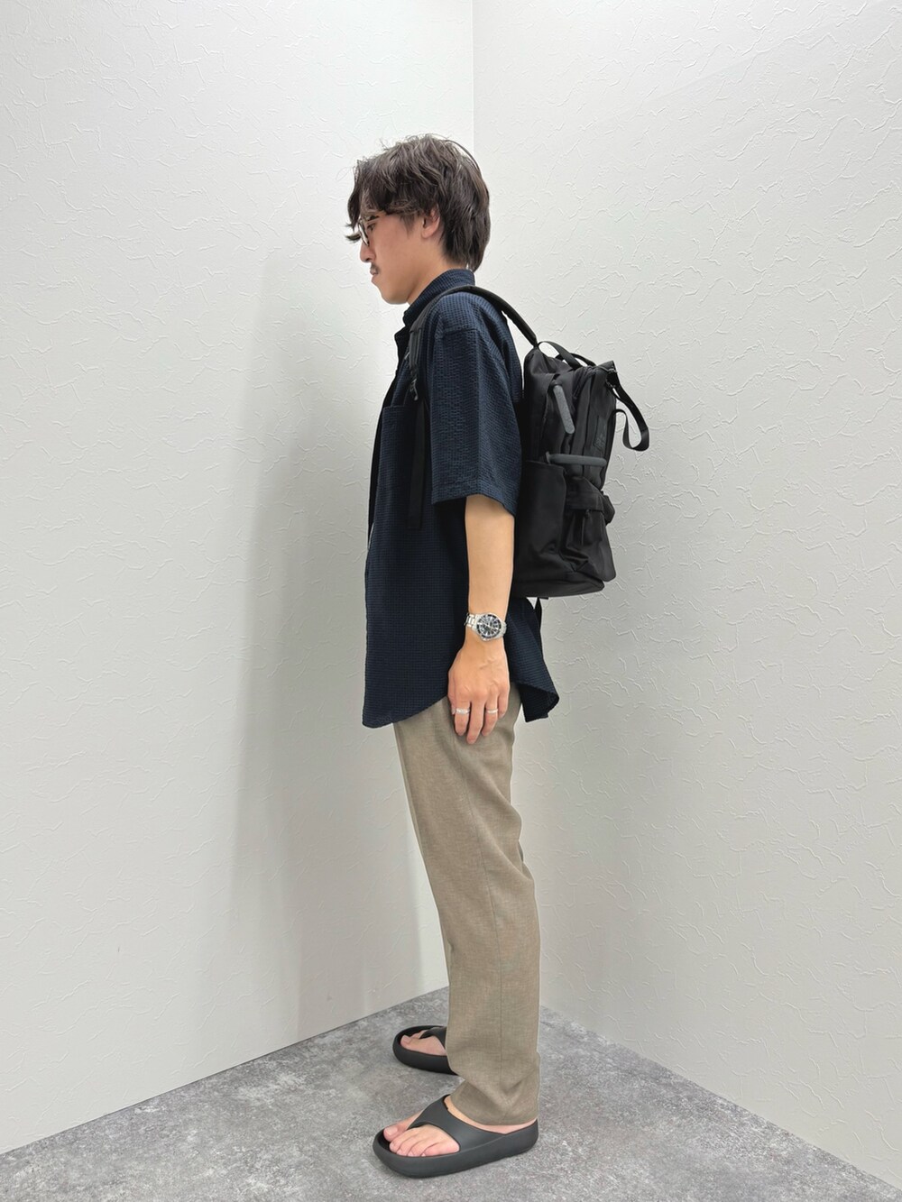 ブルー系のシャツ/ブラウス、グレー系のTシャツ/カットソー、ベージュ系のその他パンツを着用したメンズの夏コーディネートの5枚目の写真