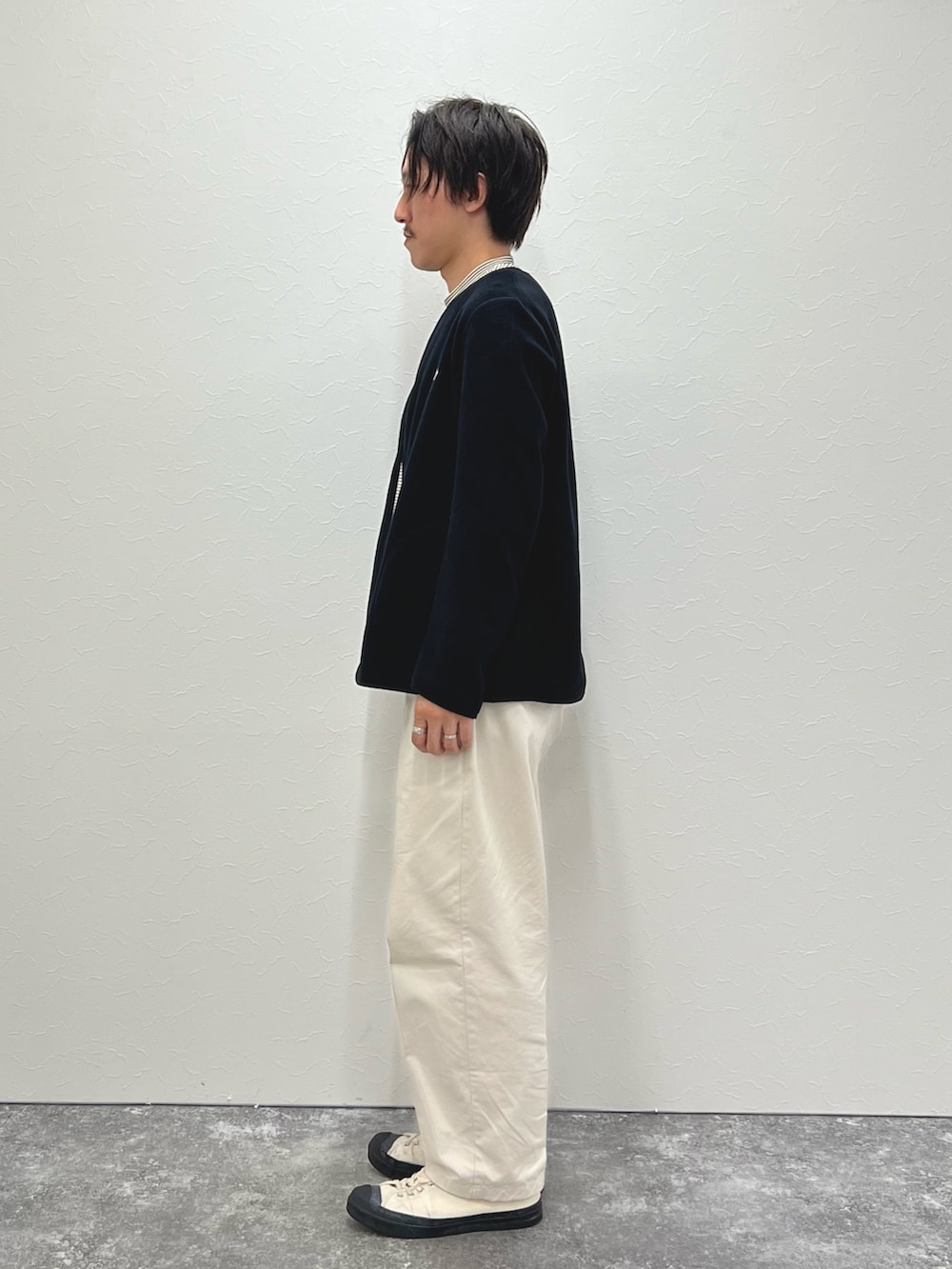 ブラック系のブルゾン、ホワイト系のTシャツ/カットソーを着用したメンズの秋コーディネートの4枚目の写真