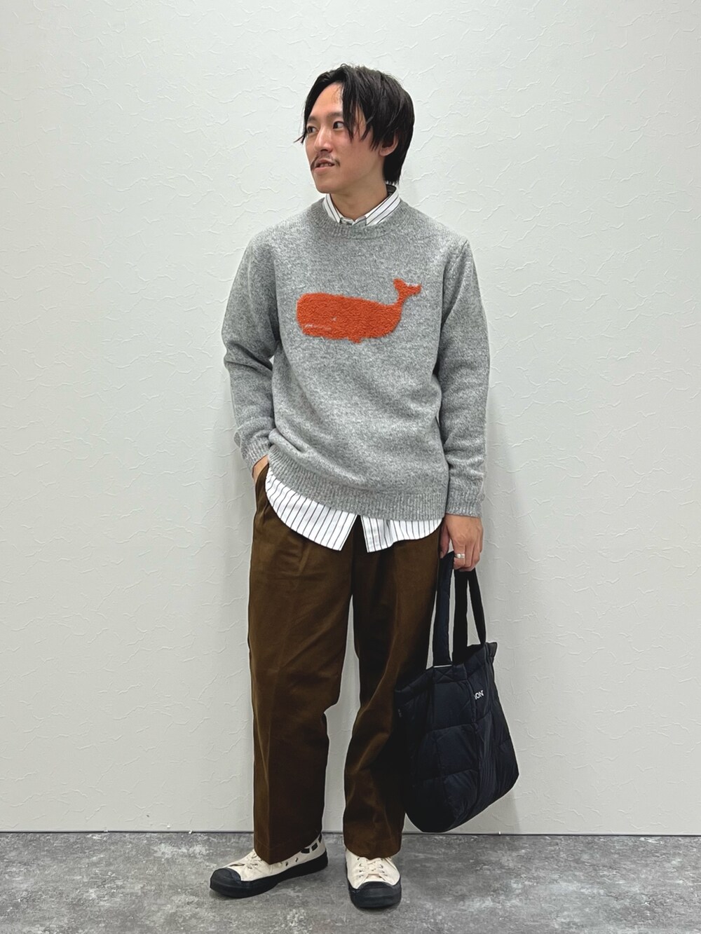 ホワイト系のシャツ/ブラウス、グレー系のニット/セーター、ブラック系のトートバッグを着用したメンズの秋コーディネートの2枚目の写真