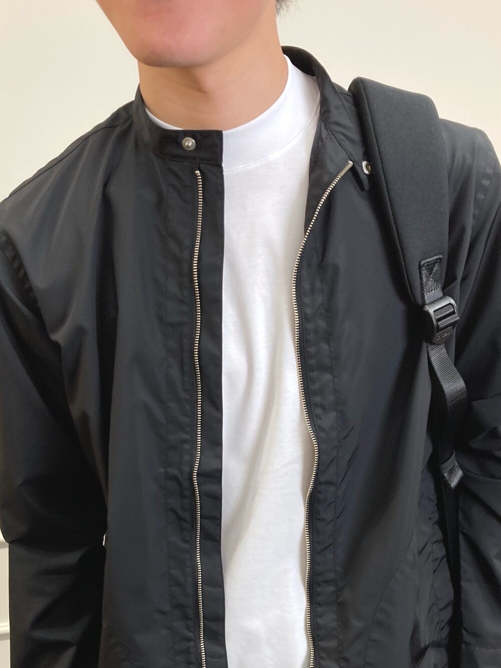 ブラック系のシャツ/ブラウス、ホワイト系のTシャツ/カットソー、ベージュ系のその他パンツを着用したメンズの春コーディネートの7枚目の写真